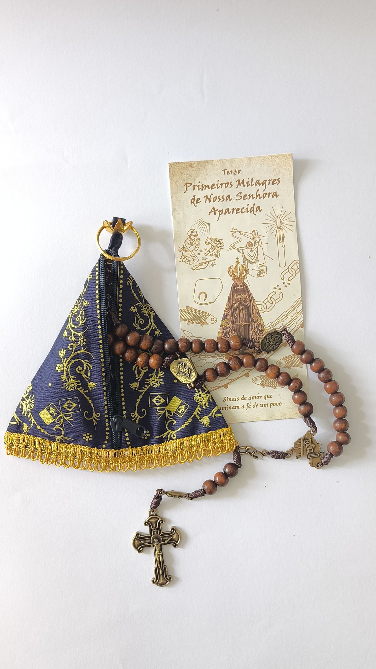 Terço Primeiros Milagres de Nossa Senhora Aparecida com Manto porta-terço e folheto