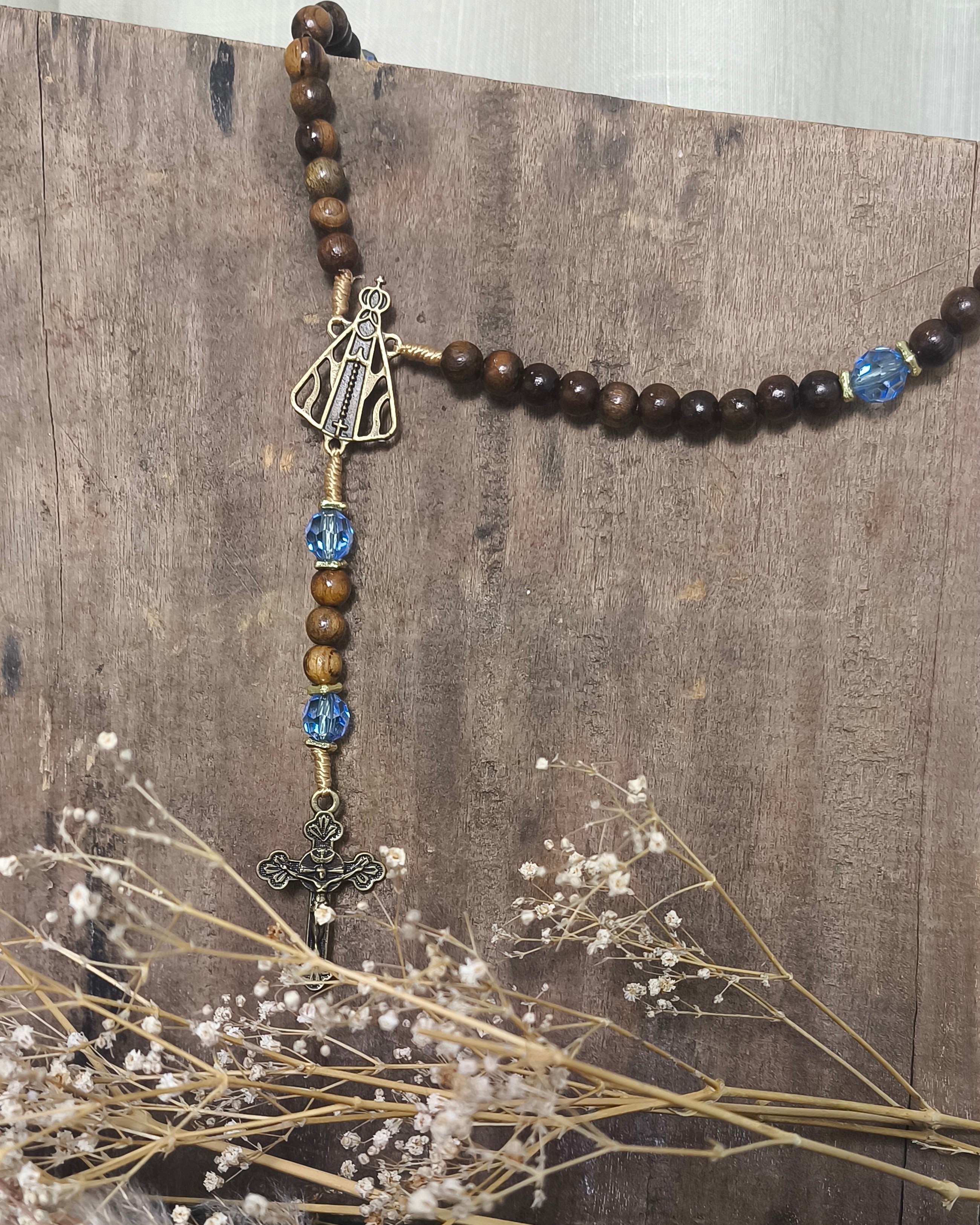 Terço de Nossa Senhora Aparecida imbuia com acrílico azul