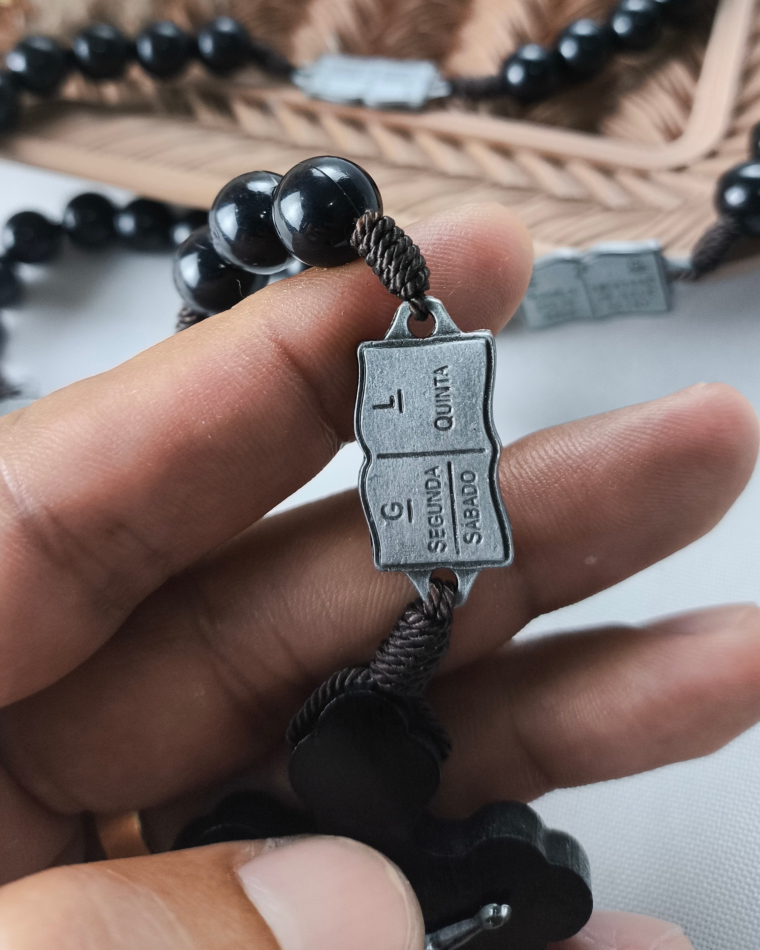 Terço Contemplação dos Mistérios preto Nossa Senhora das Graças