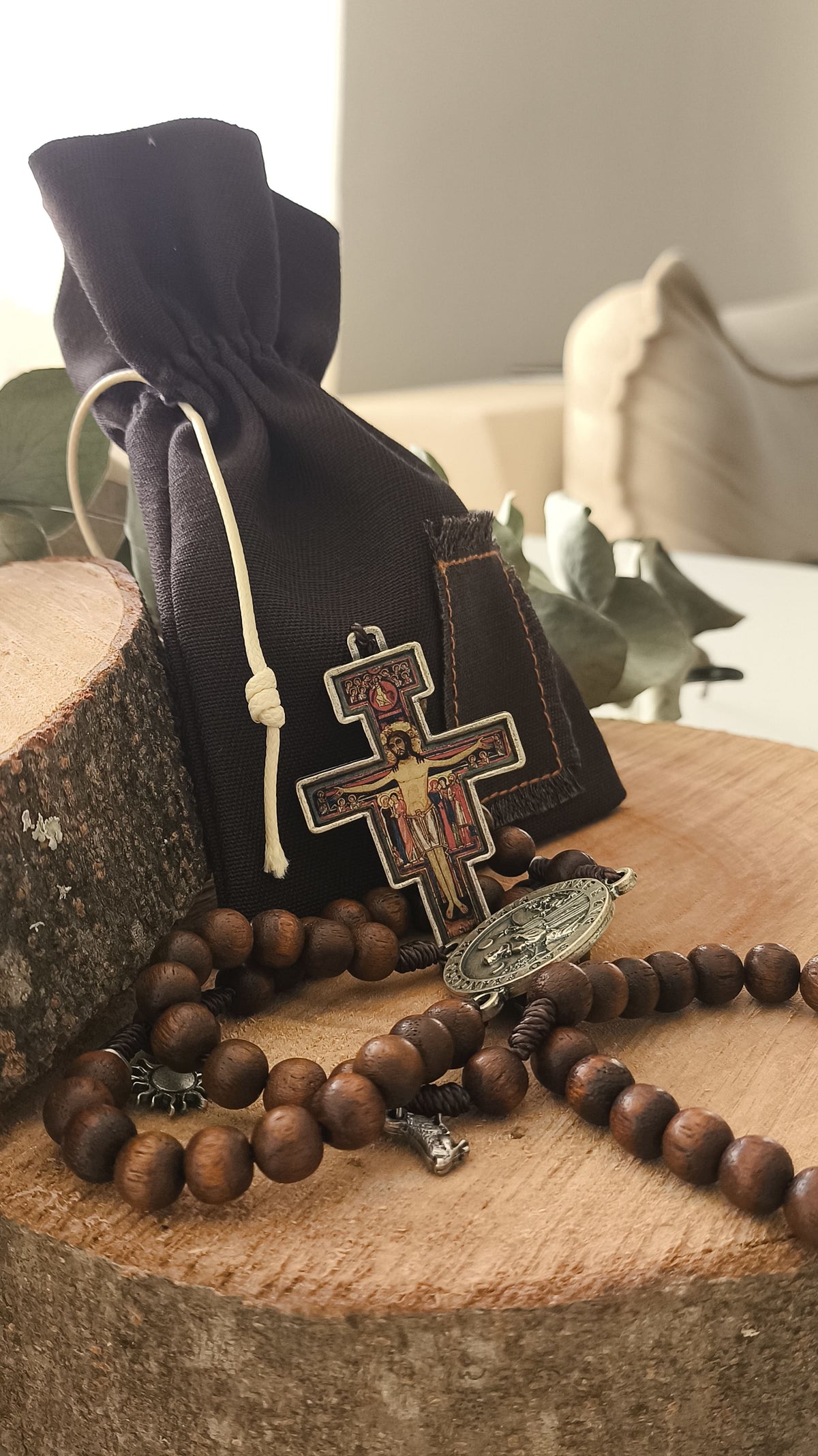 Terço Vida de São Francisco de Assis com Saquinho de Tecido Marrom