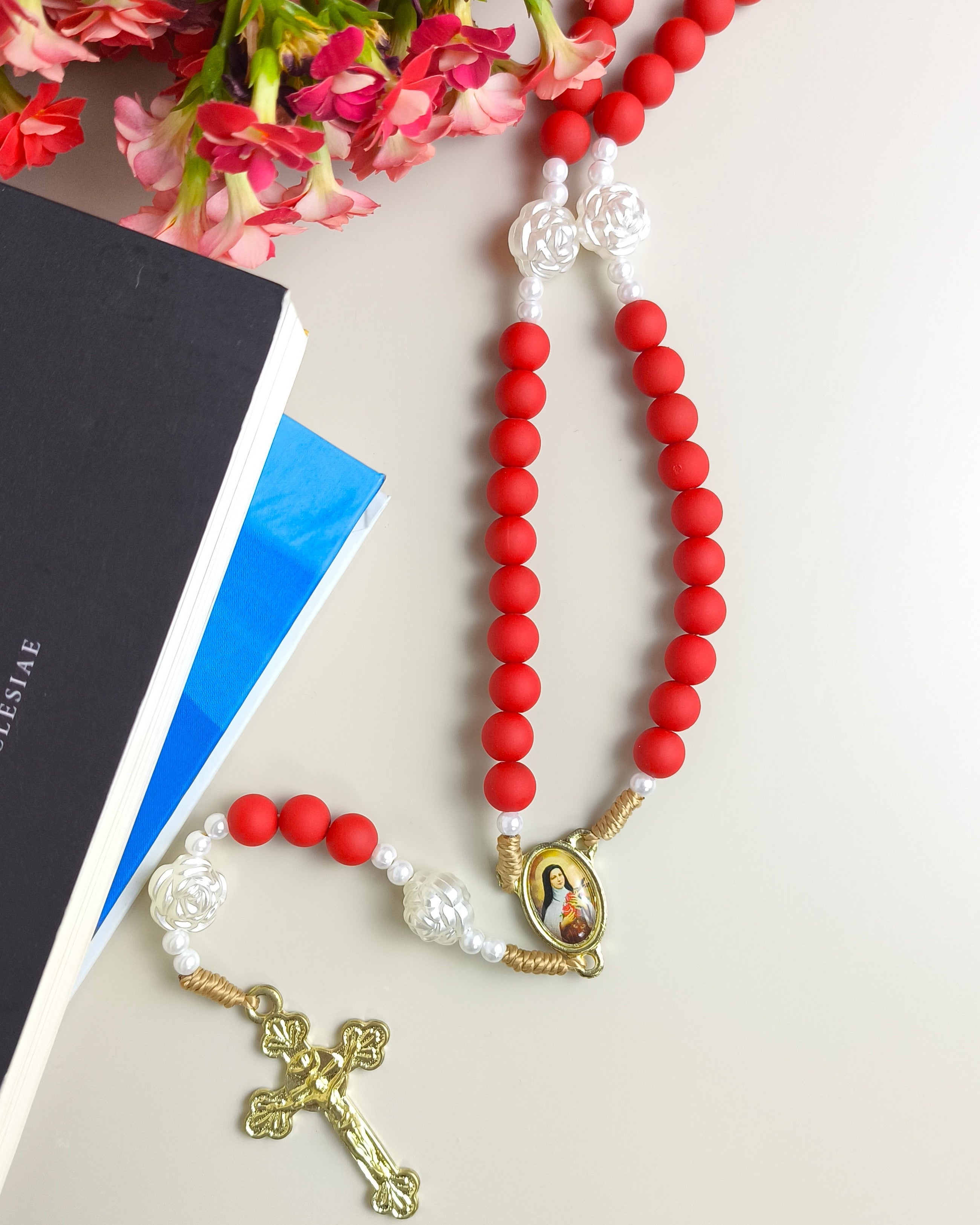 Terço de Santa Terezinha emborrachado vermelho com Folheto Novena das Rosas