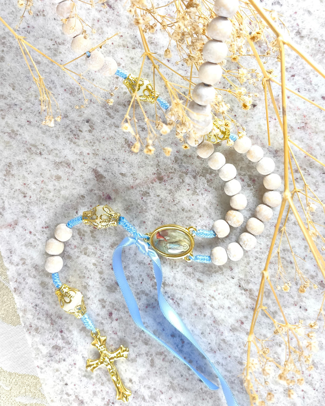 Terço de Nossa Senhora de Lourdes em dourado com fita azul