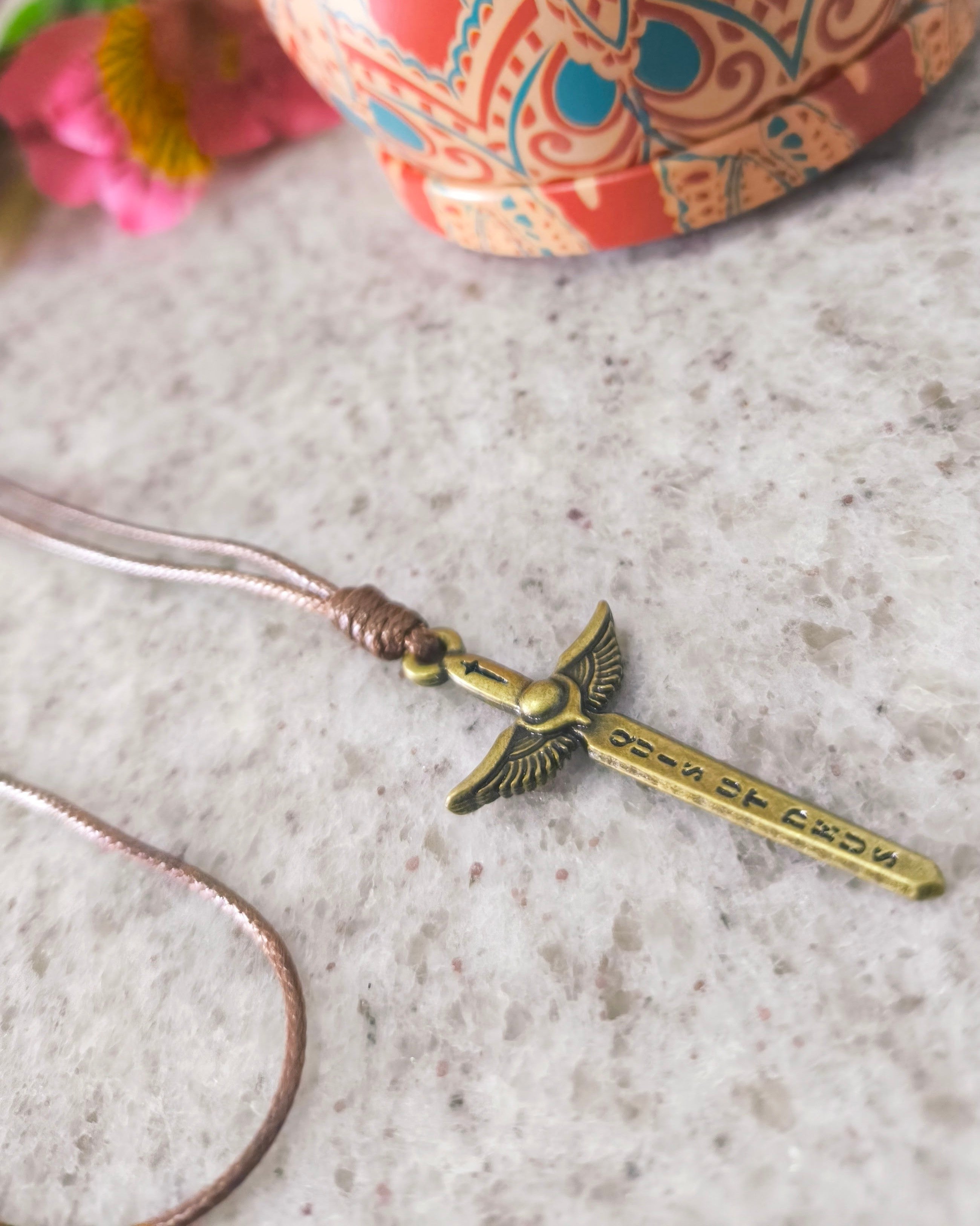 Colar Espada de São Miguel Arcanjo Metal em Ouro Velho
