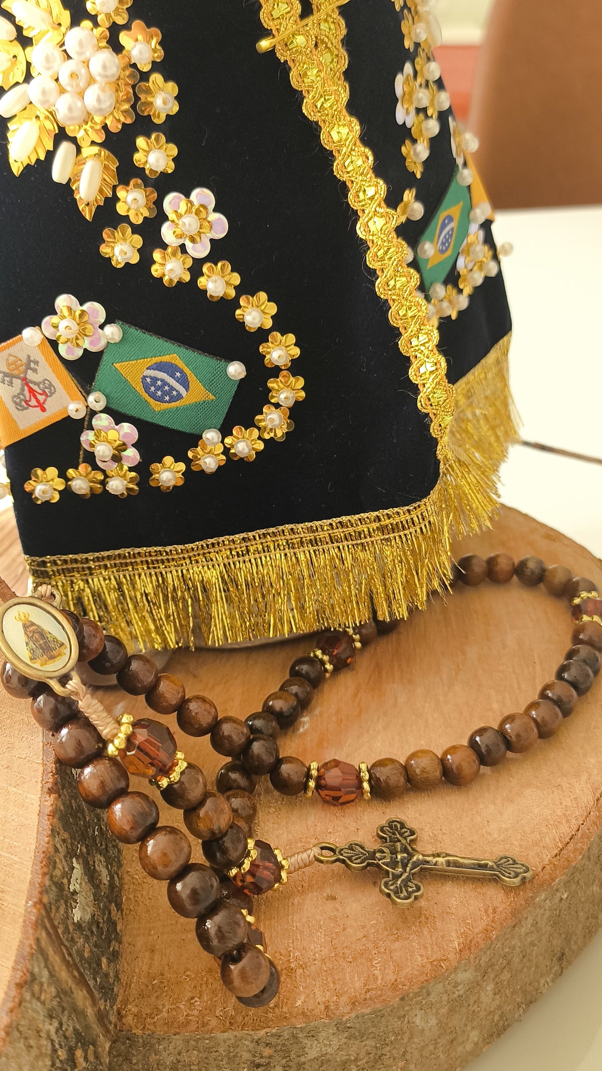 Terço de Nossa Senhora Aparecida em imbuia com Acrílico