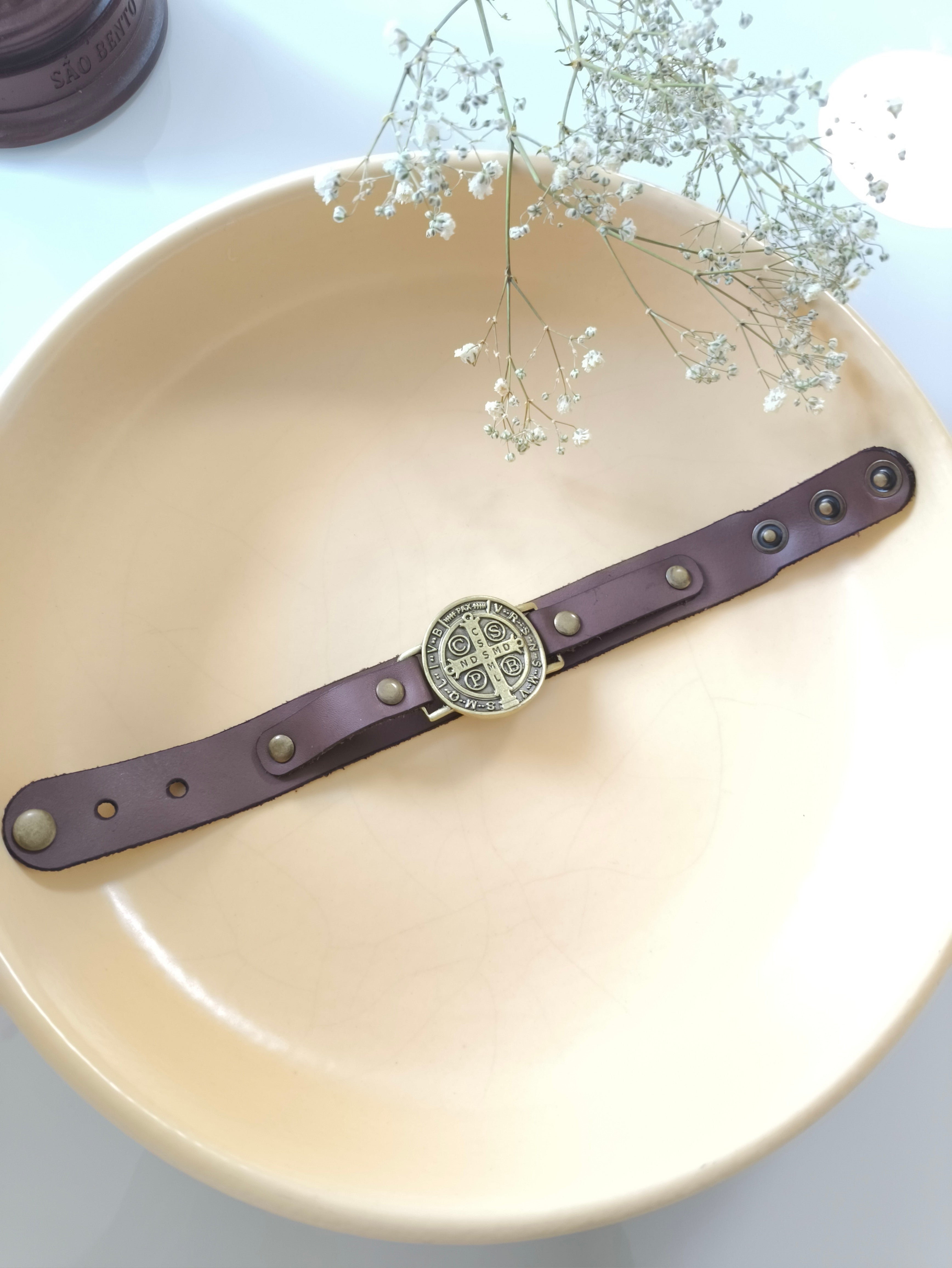 Pulseira em Couro Marrom de São Bento - Ouro Velho