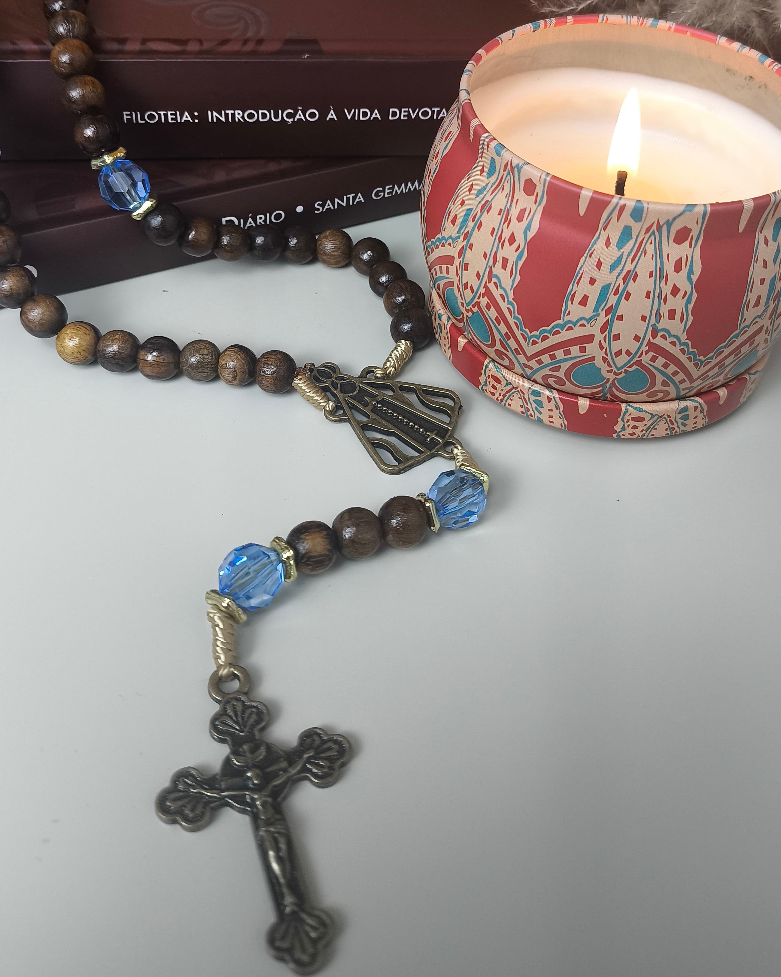 Terço de Nossa Senhora Aparecida imbuia com acrílico azul