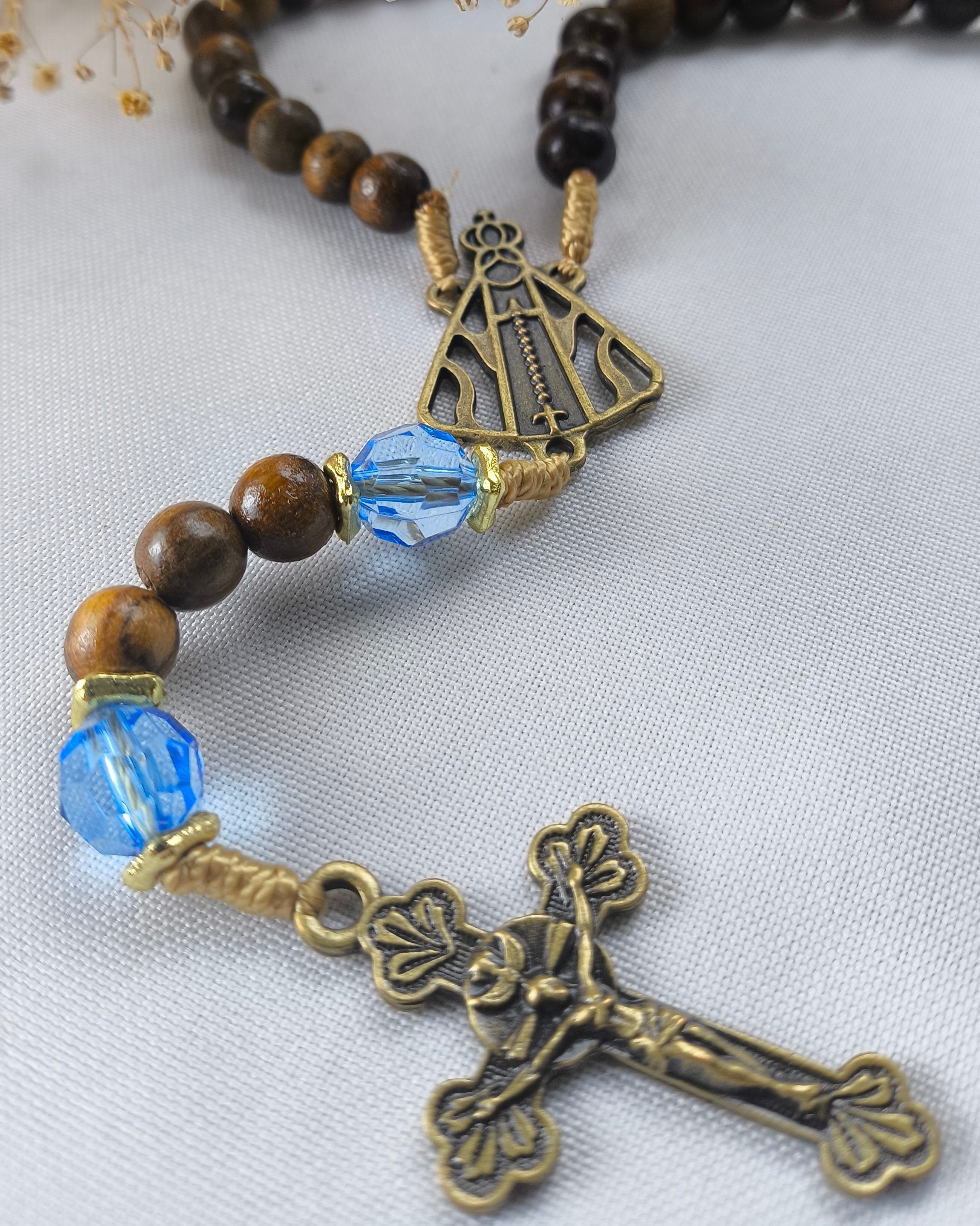 Terço de Nossa Senhora Aparecida imbuia com acrílico azul