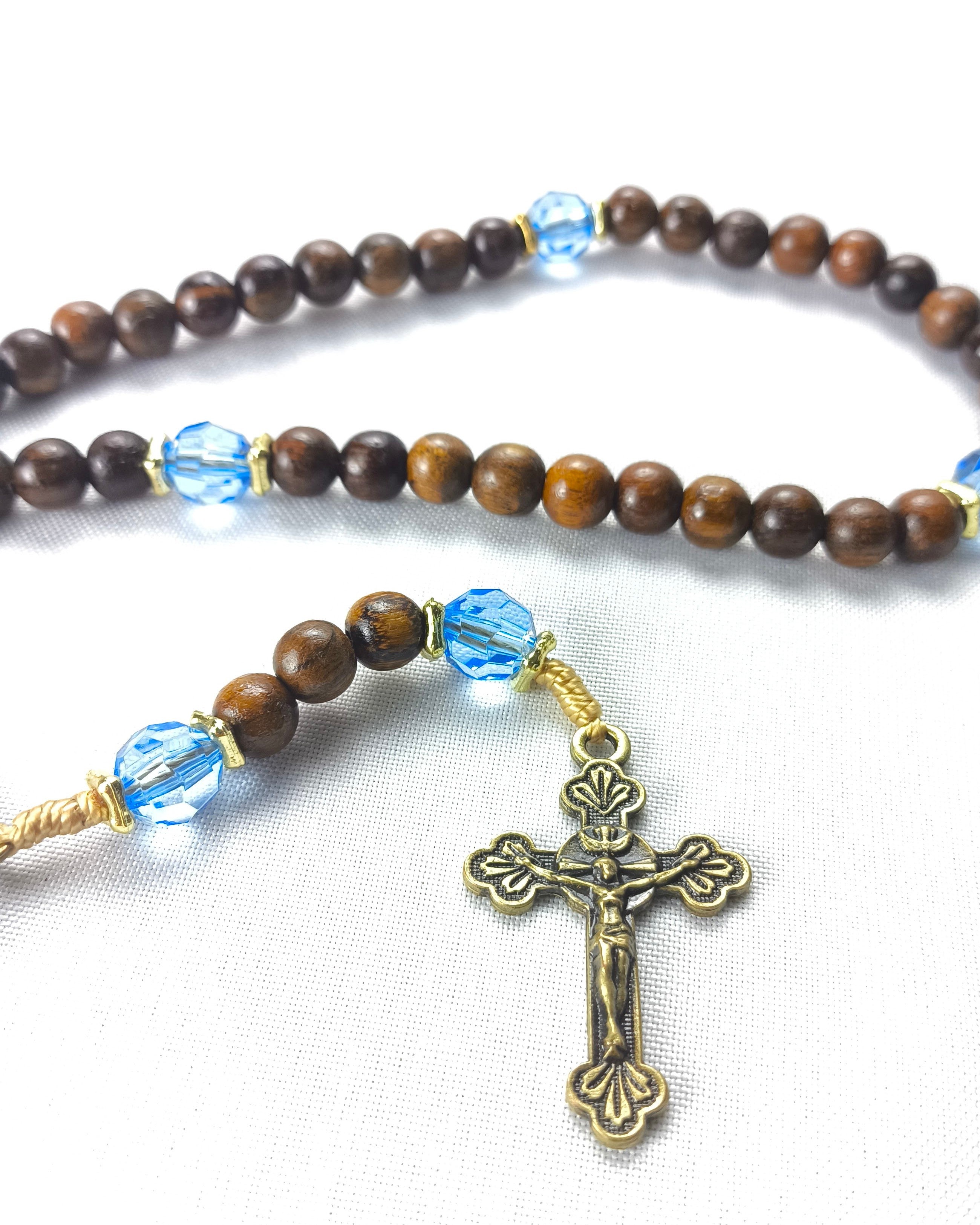 Terço de Nossa Senhora Aparecida imbuia com acrílico azul