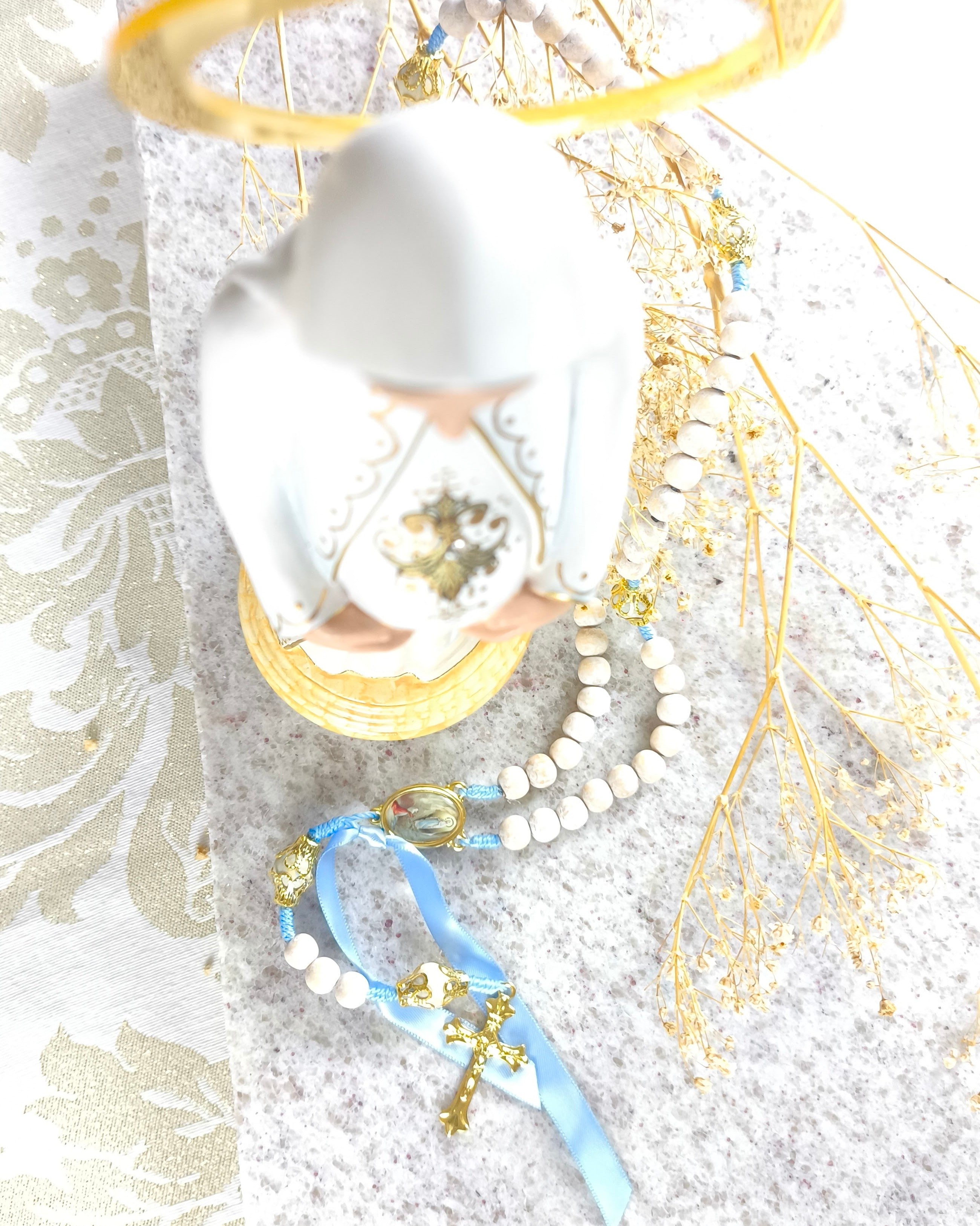 Terço de Nossa Senhora de Lourdes em dourado com fita azul