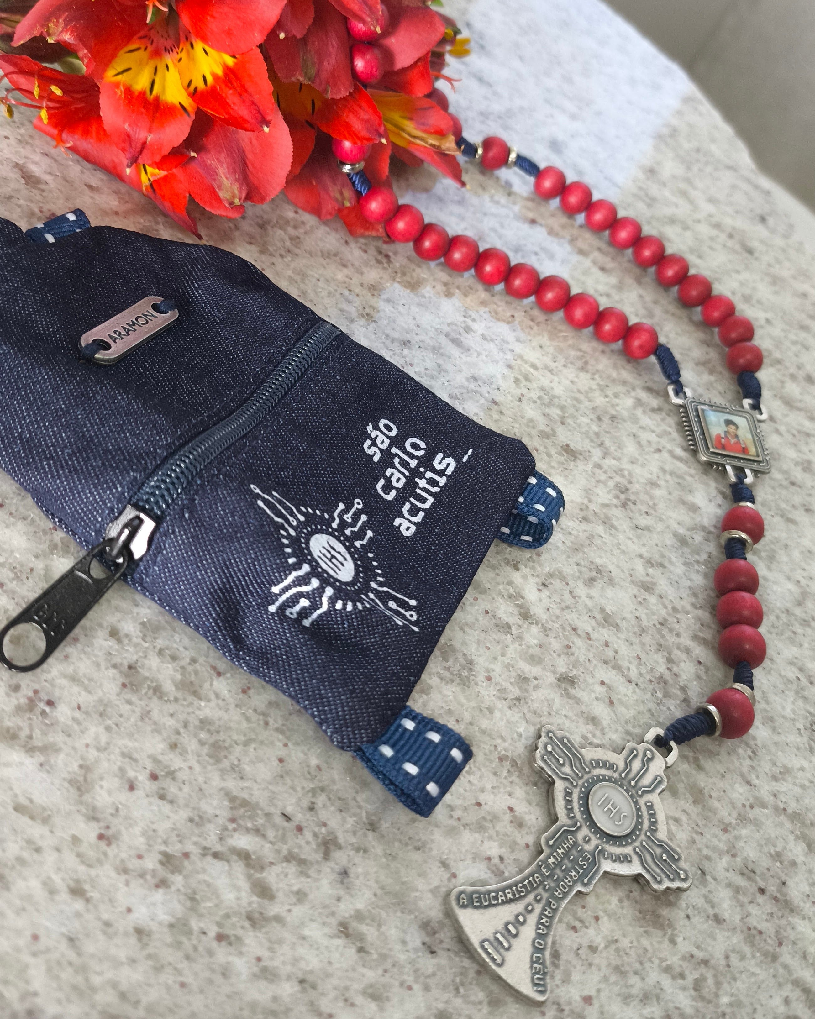 Terço São Carlo Acutis com Mochila em madeira 8mm Vermelho