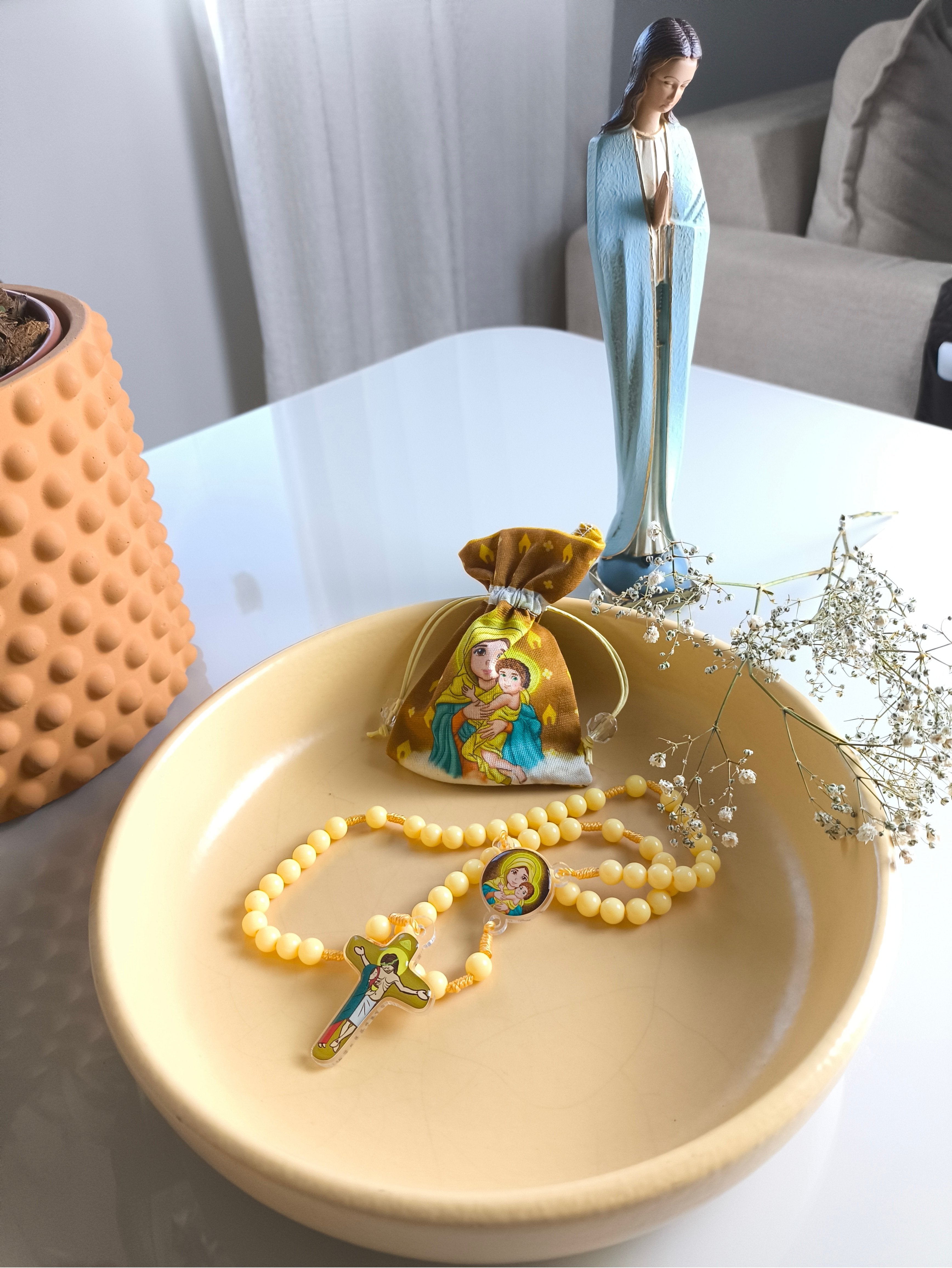 Terço Infantil Amarelo da Mãe Rainha - acompanha saquinho de tecido