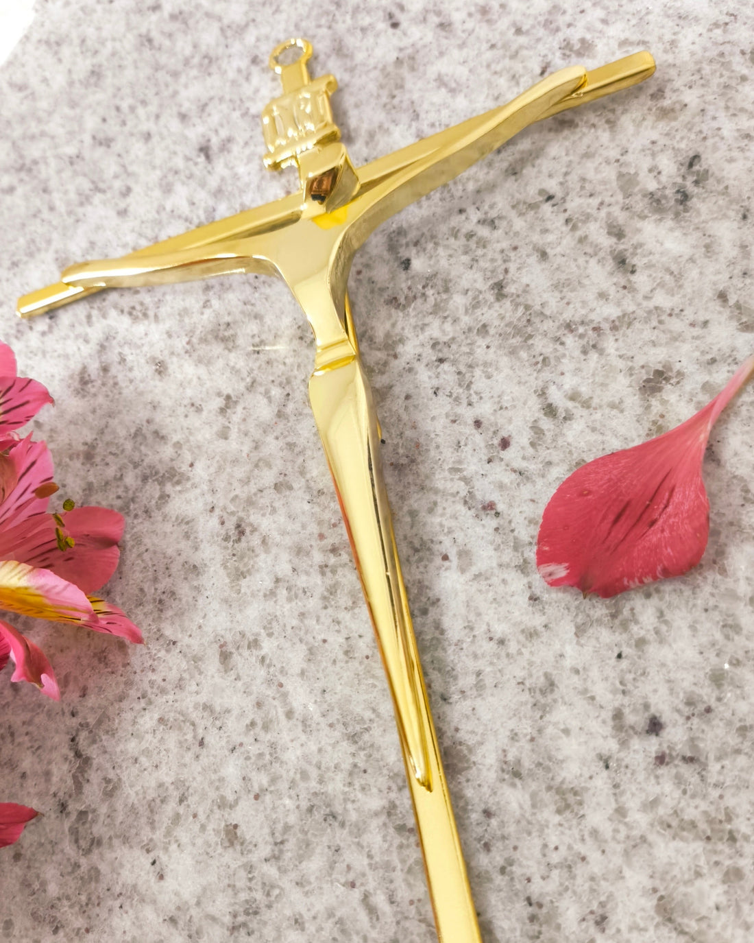 Cruz de Parede 25cm x 16cm Metal Dourado Metalizado