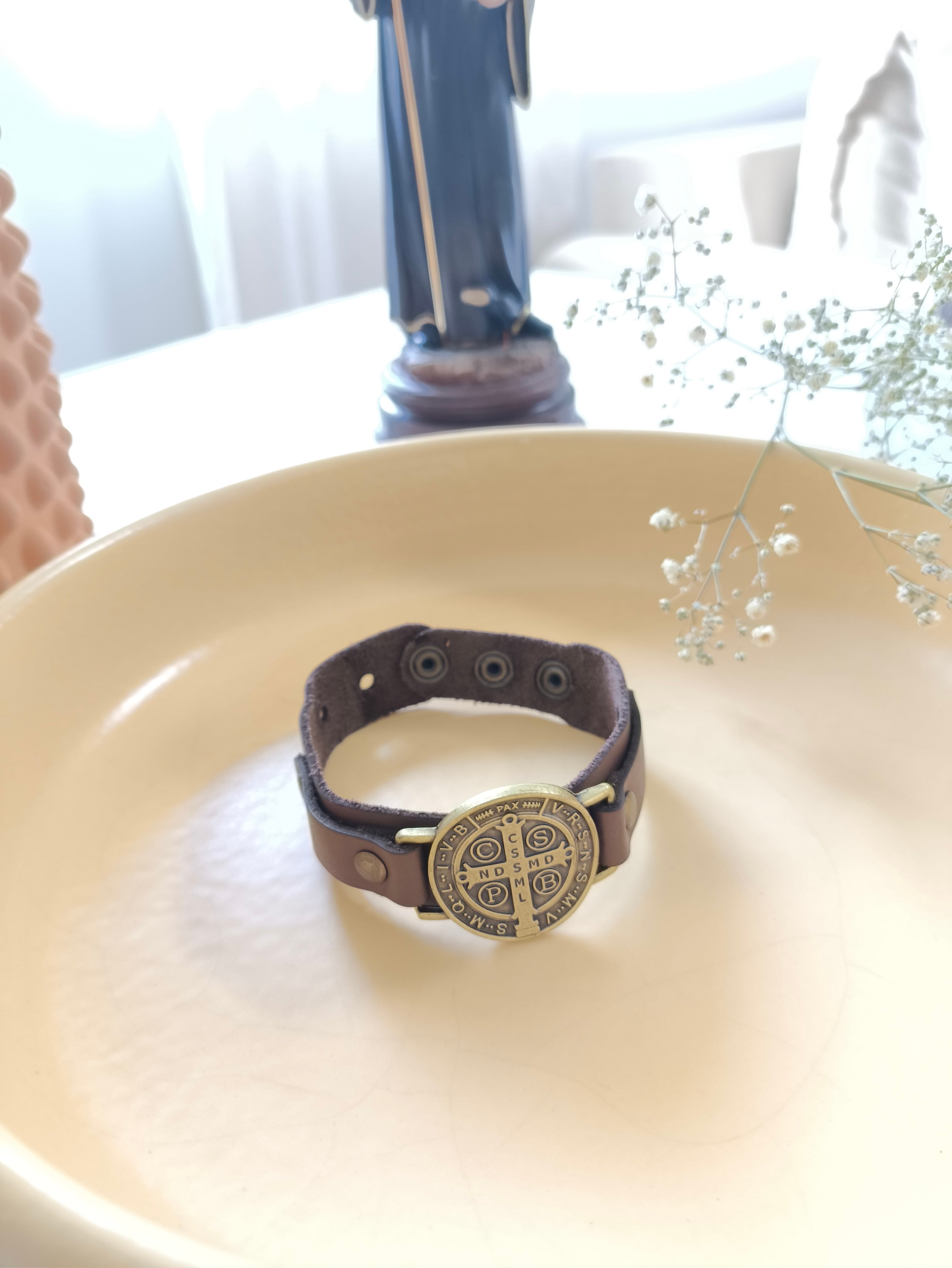 Pulseira em Couro Marrom de São Bento - Ouro Velho