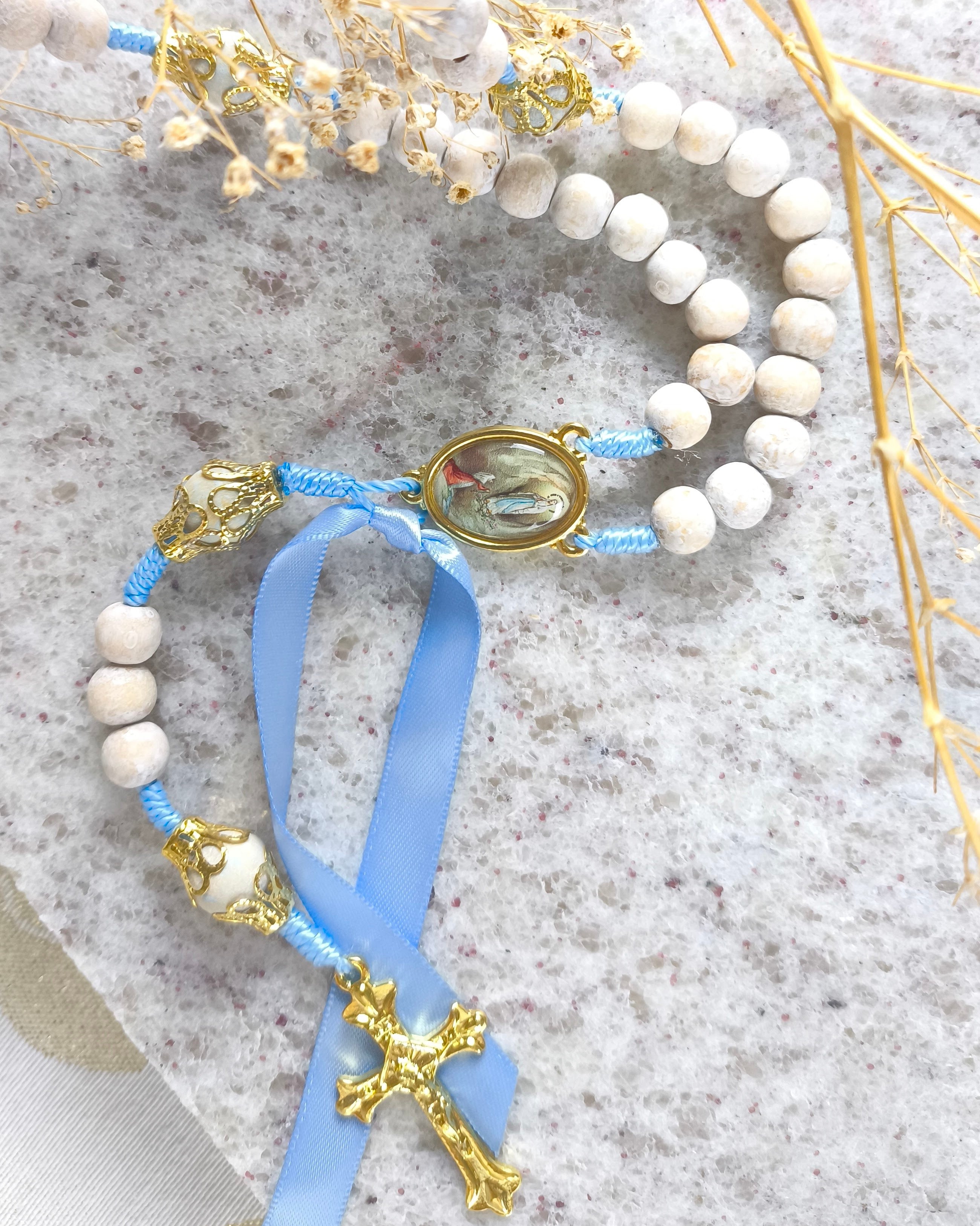 Terço de Nossa Senhora de Lourdes em dourado com fita azul