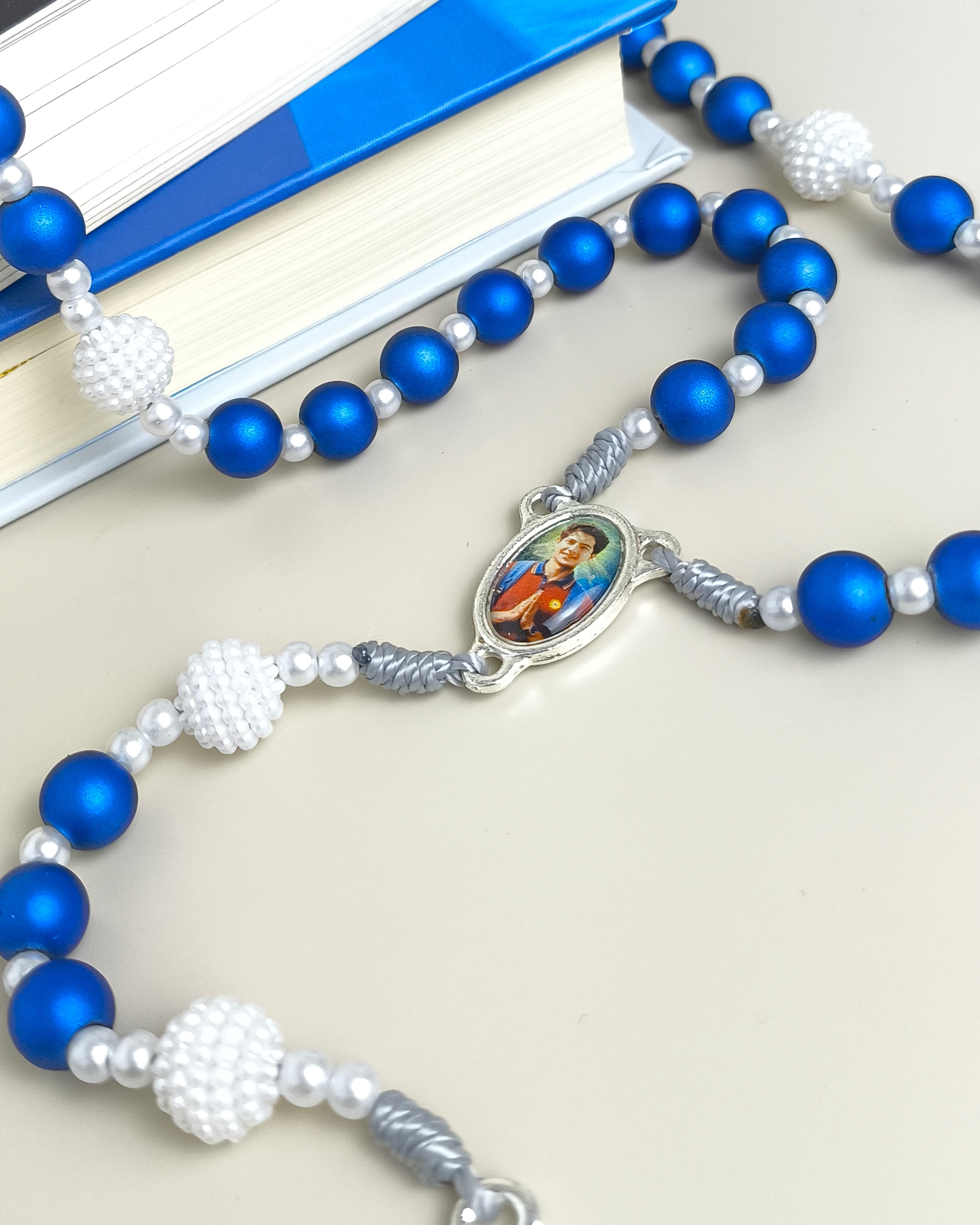 Terço Carlo Acutis azul com Folheto