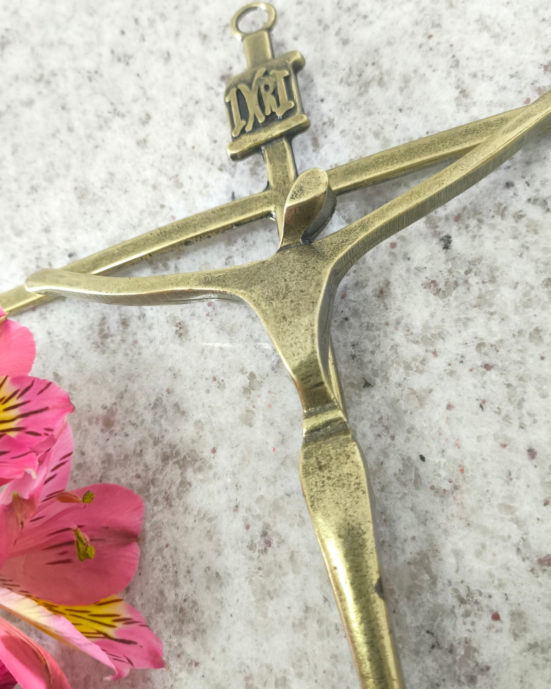 Cruz de Parede 25cm x 16cm Metal Ouro Velho