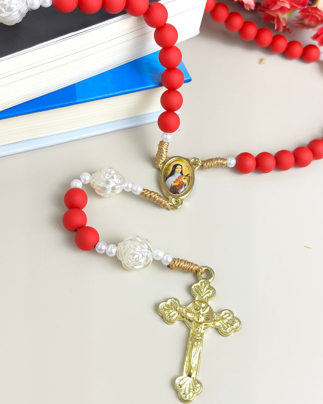 Terço de Santa Terezinha emborrachado vermelho com Folheto Novena das Rosas