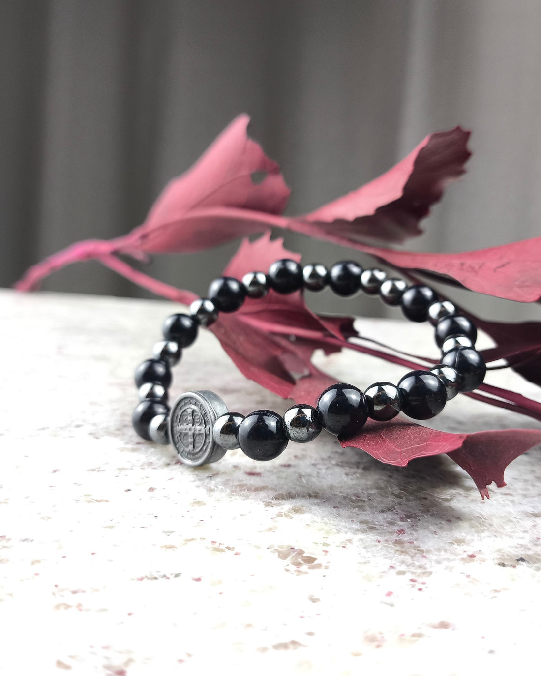 Pulseira de São Bento hematita e resina