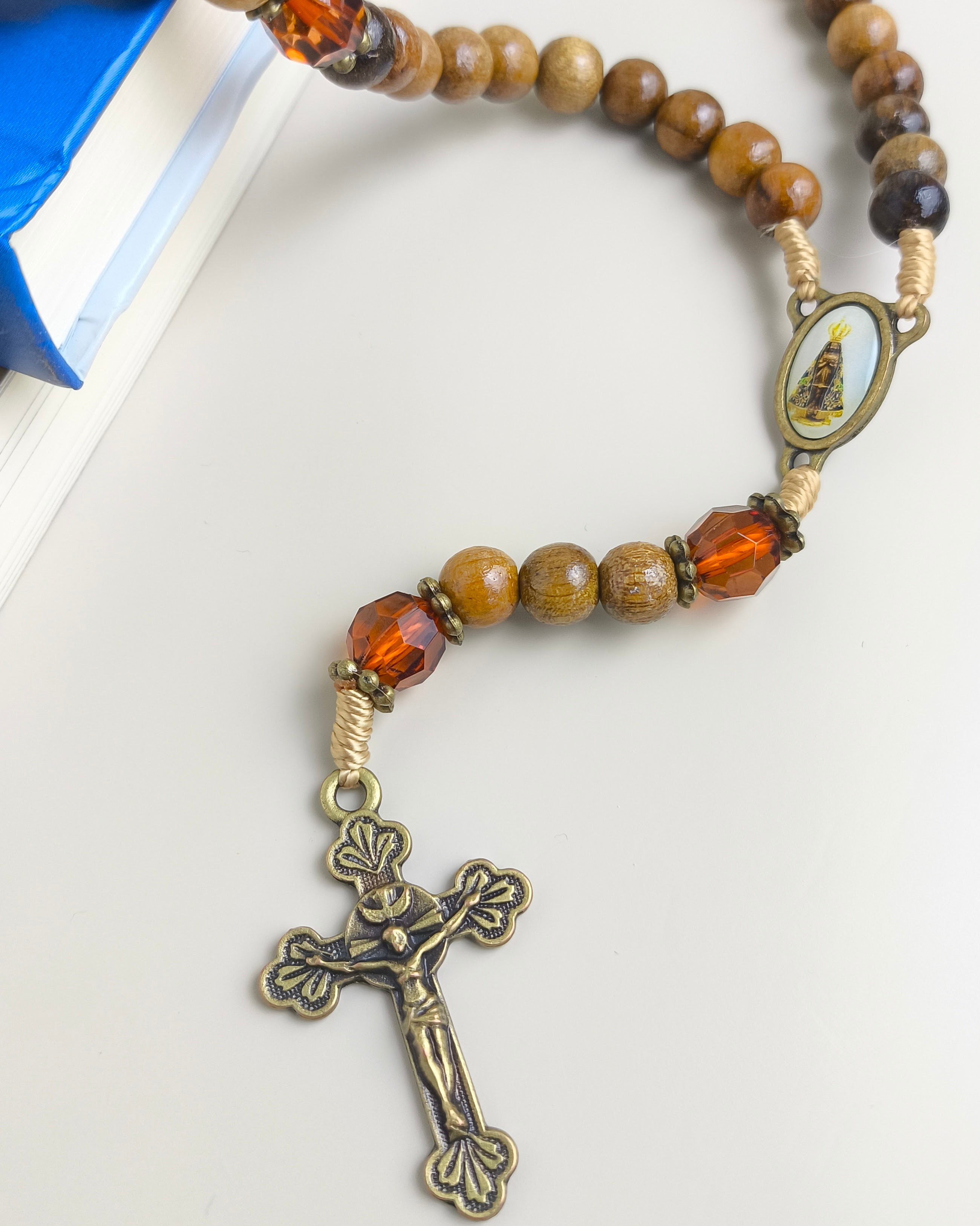 Terço de Nossa Senhora Aparecida em imbuia com Folheto