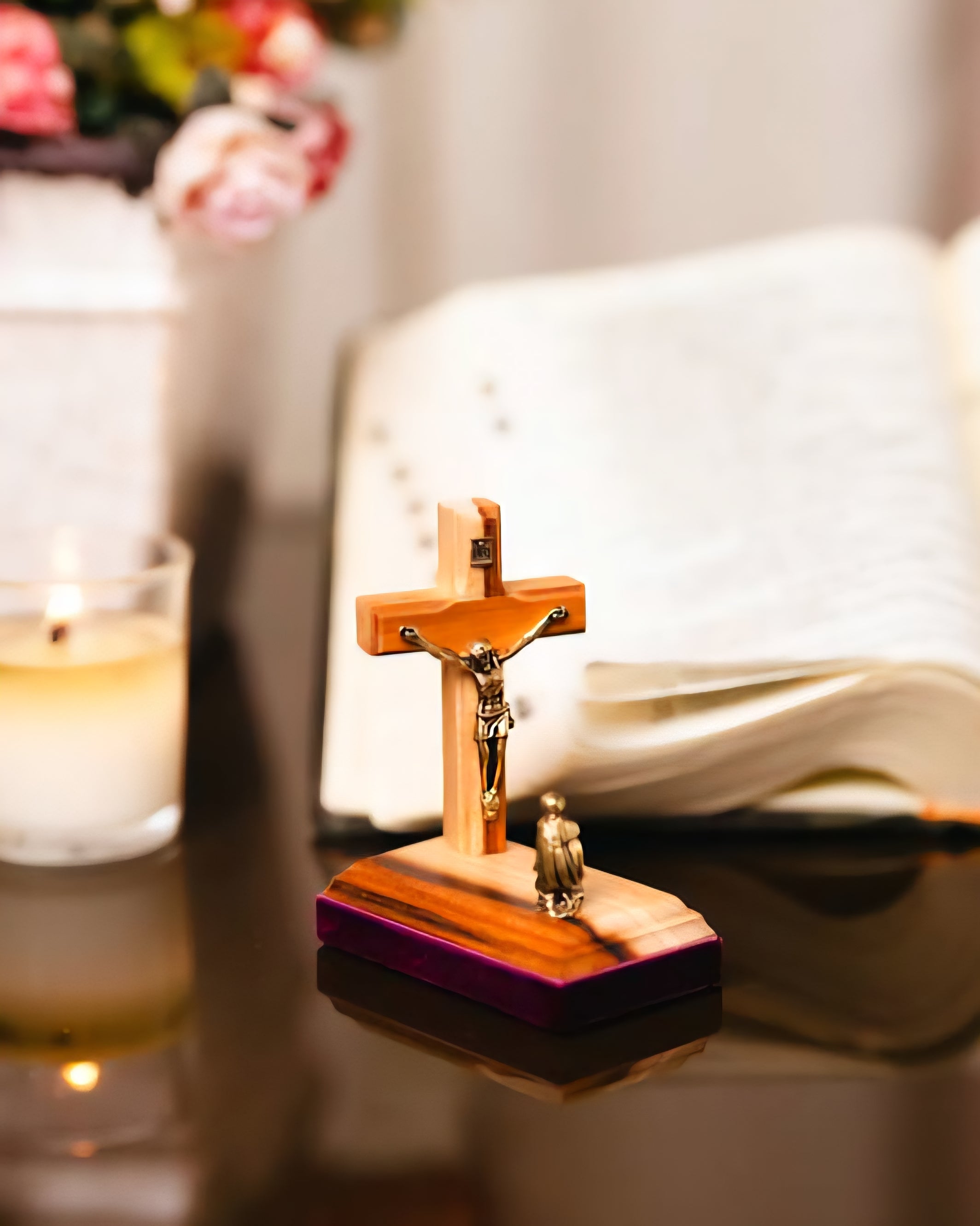 Adorno de Maria ao Pé da Cruz em madeira e metais em ouro velho