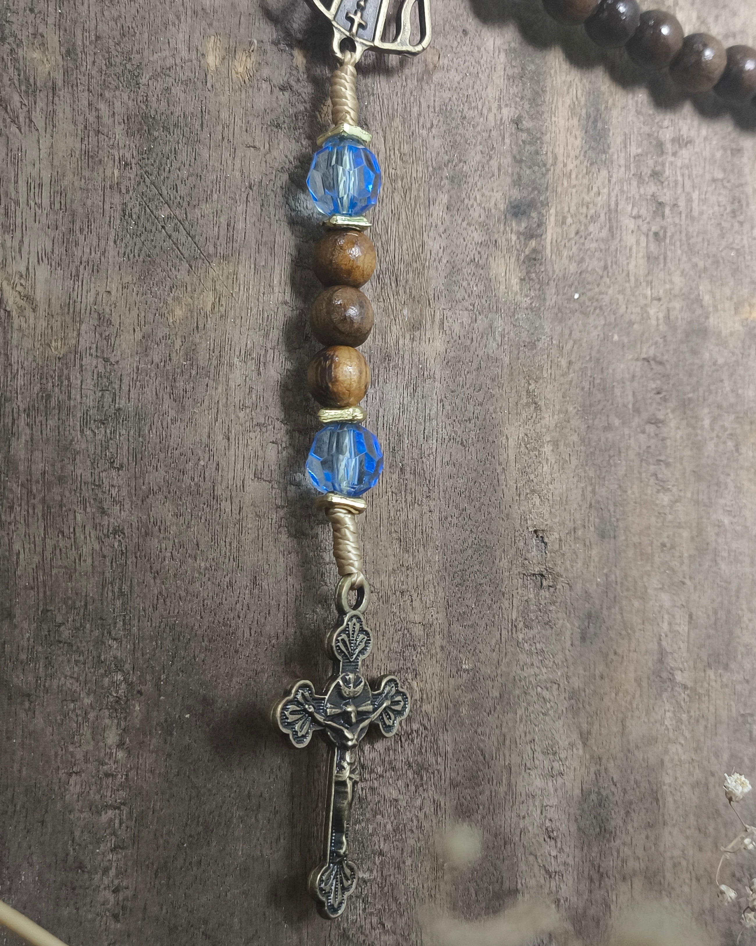 Terço de Nossa Senhora Aparecida imbuia com acrílico azul