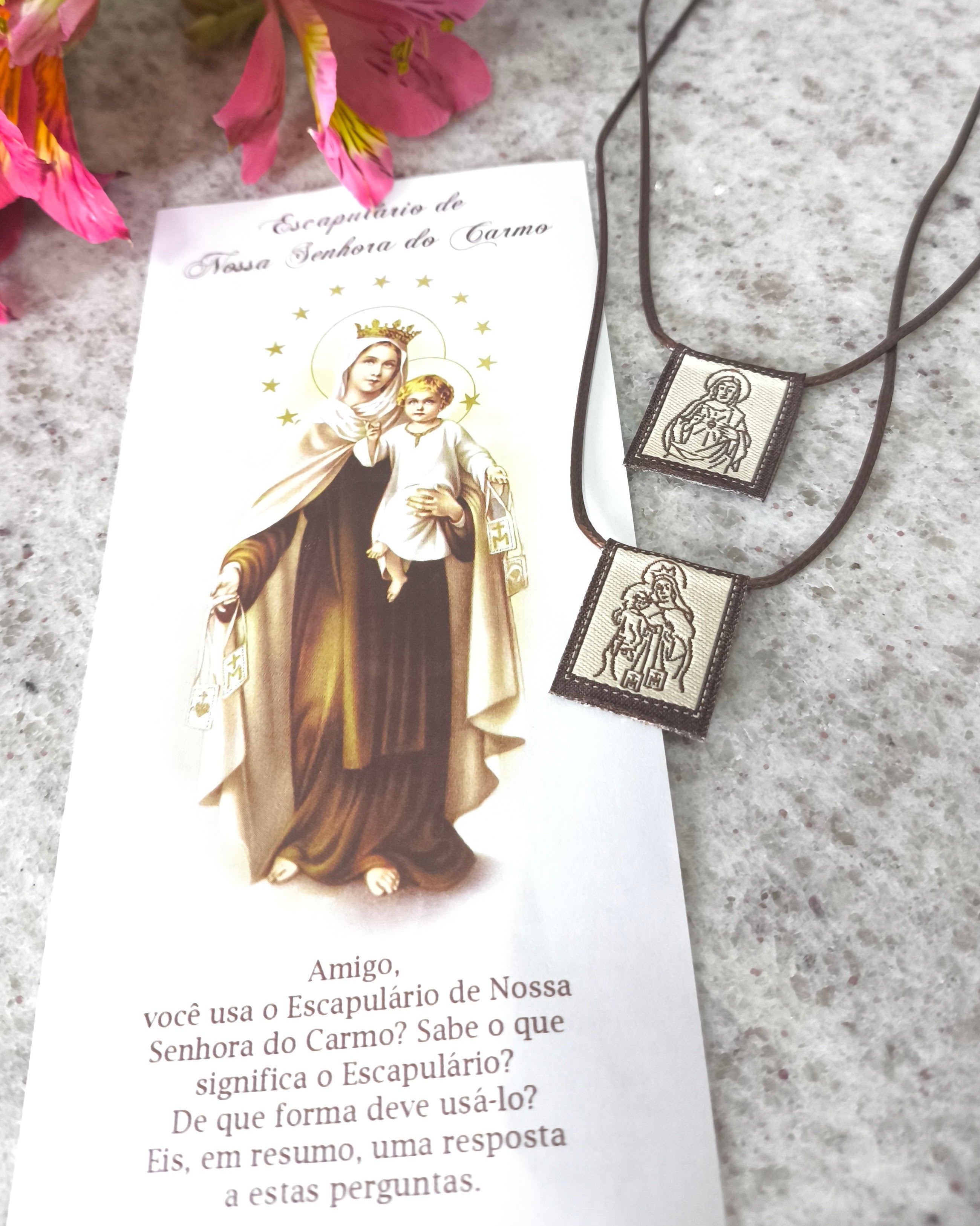 Escapulário de Nossa Senhora do Carmo de tecido tamanho pequeno com folheto