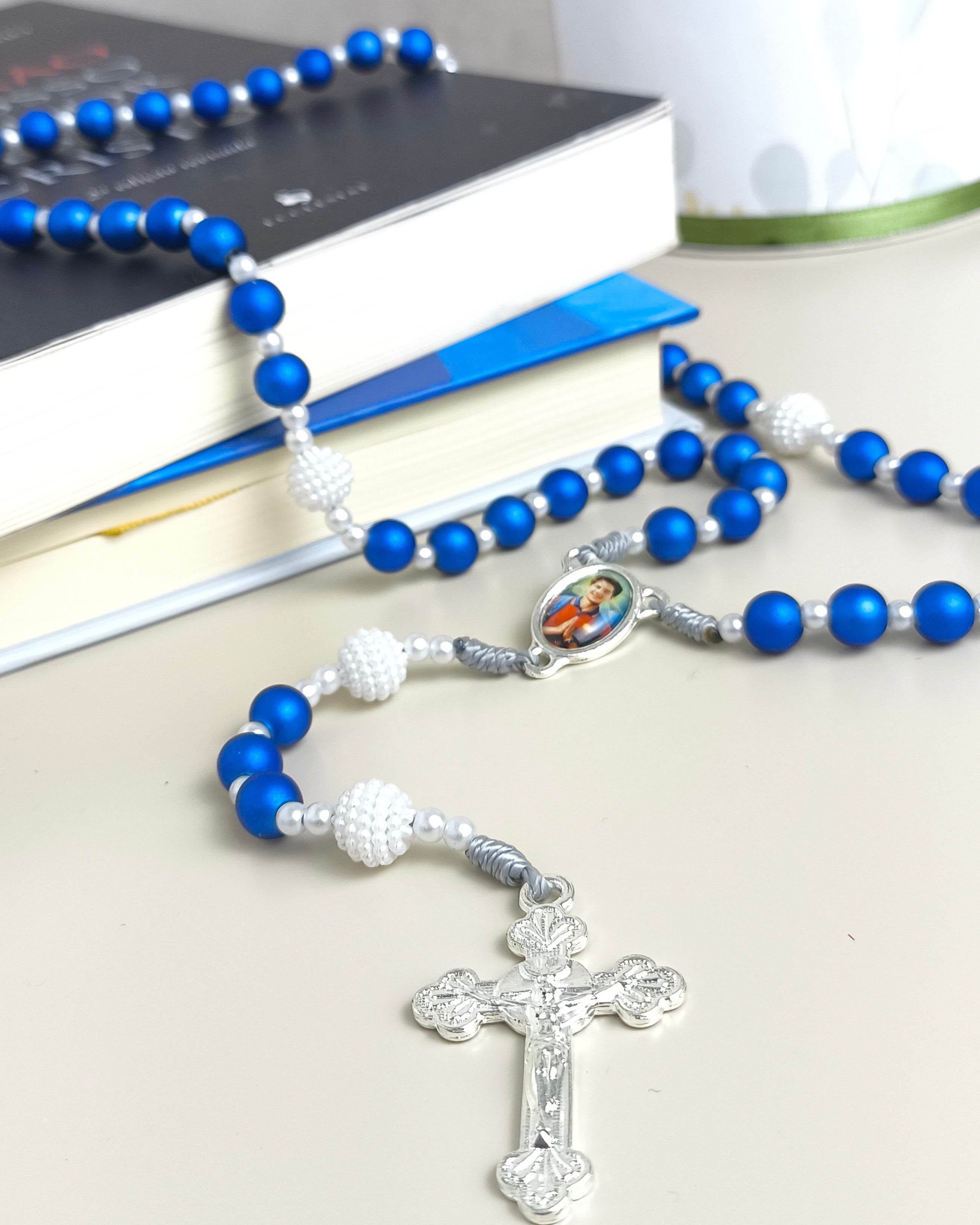 Terço Carlo Acutis azul com Folheto