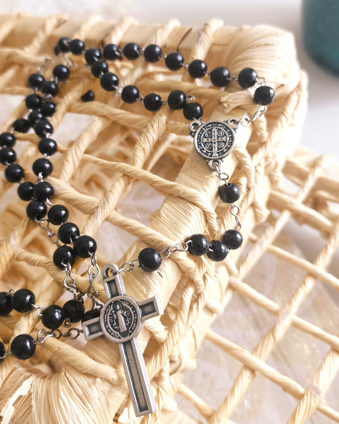 Colar Terço São Bento contas em madeira 6MM
