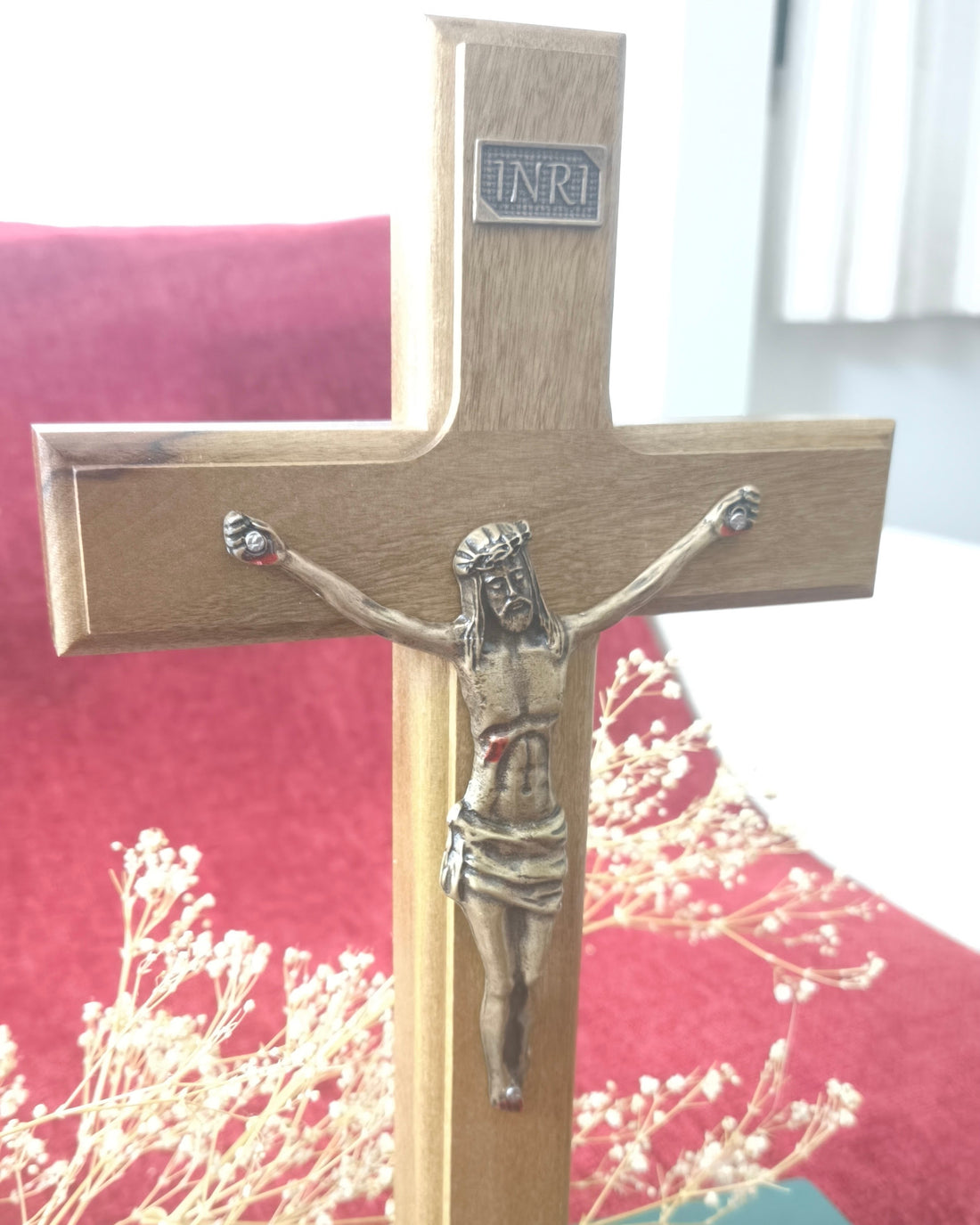Crucifixo de Madeira para Mesa e Parede 26cm com Medalha de São Bento - O.V.