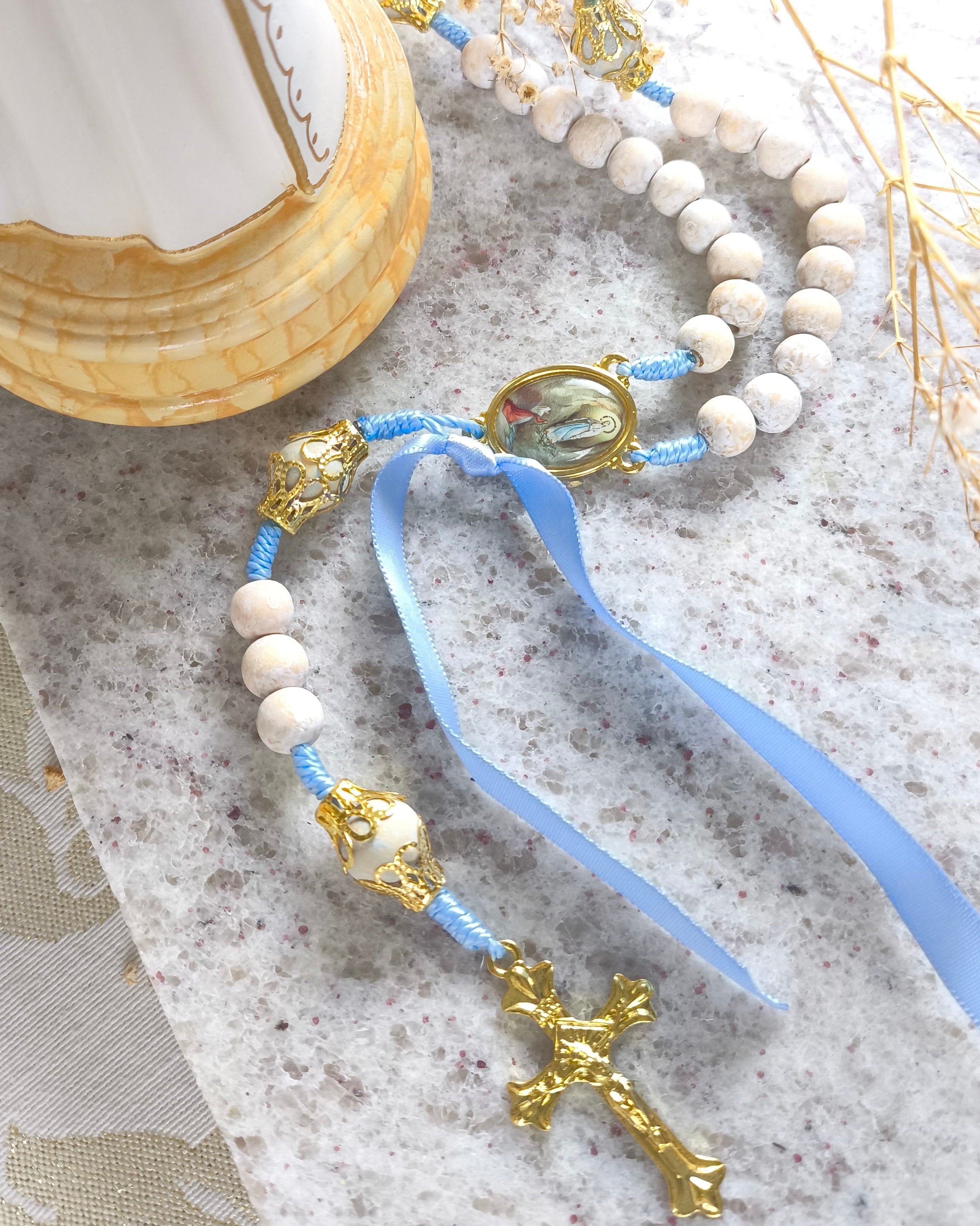Terço de Nossa Senhora de Lourdes em dourado com fita azul