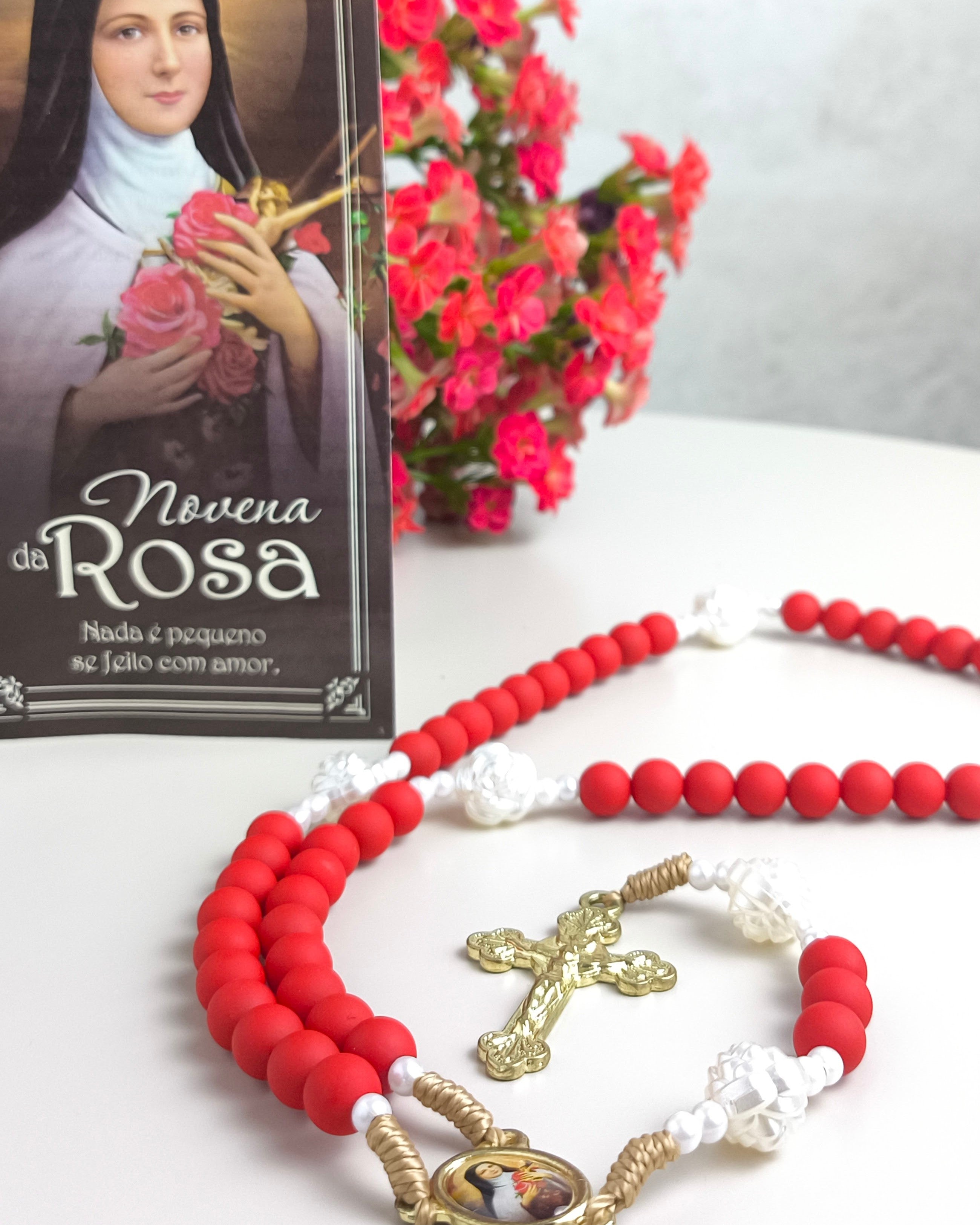 Terço de Santa Terezinha emborrachado vermelho com Folheto Novena das Rosas