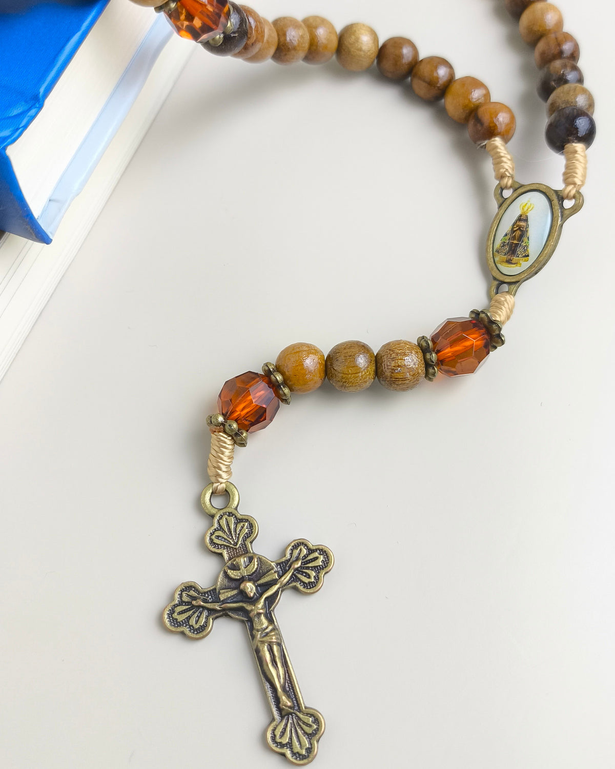 Terço de Nossa Senhora Aparecida em imbuia com Acrílico
