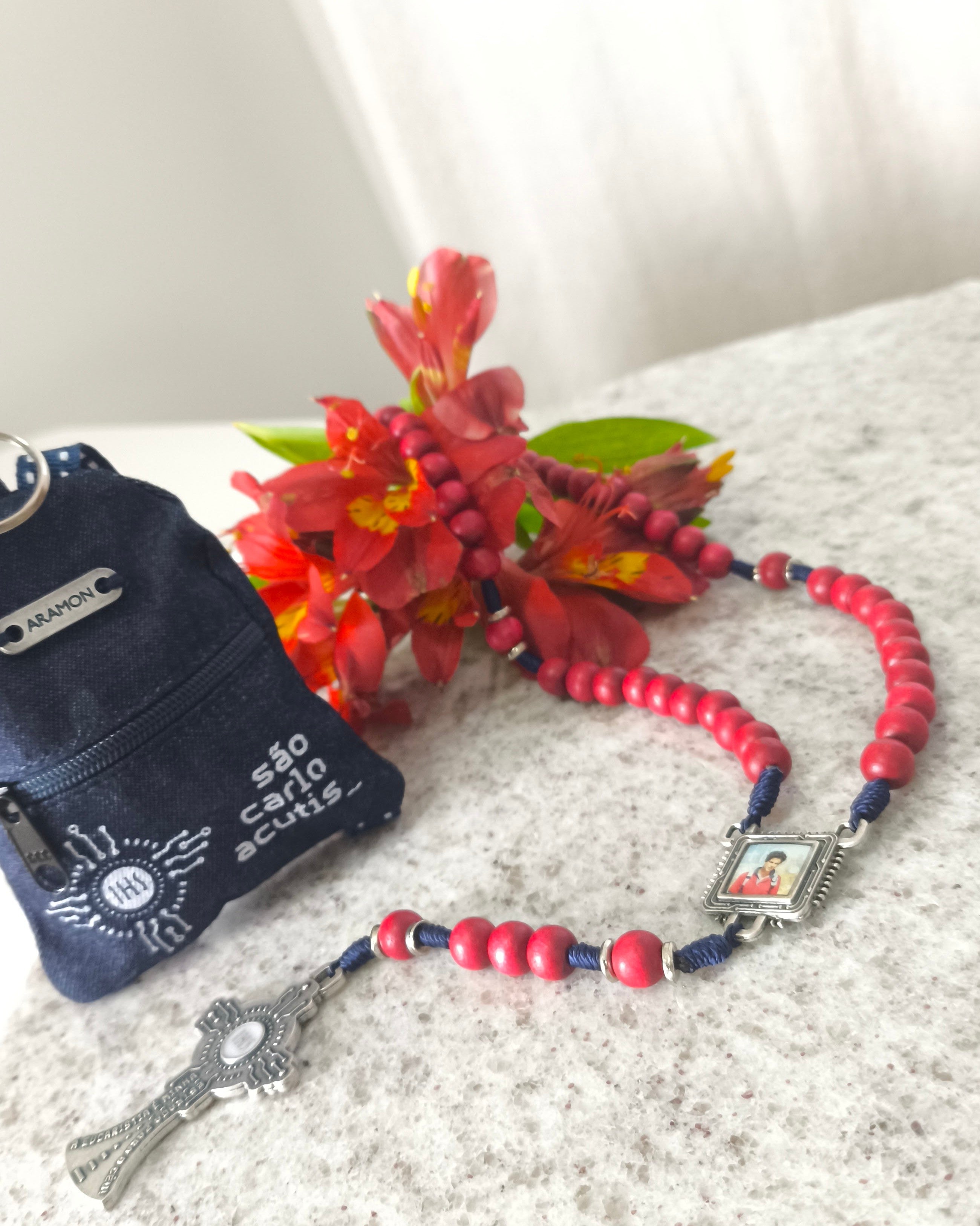 Terço São Carlo Acutis com Mochila em madeira 8mm Vermelho