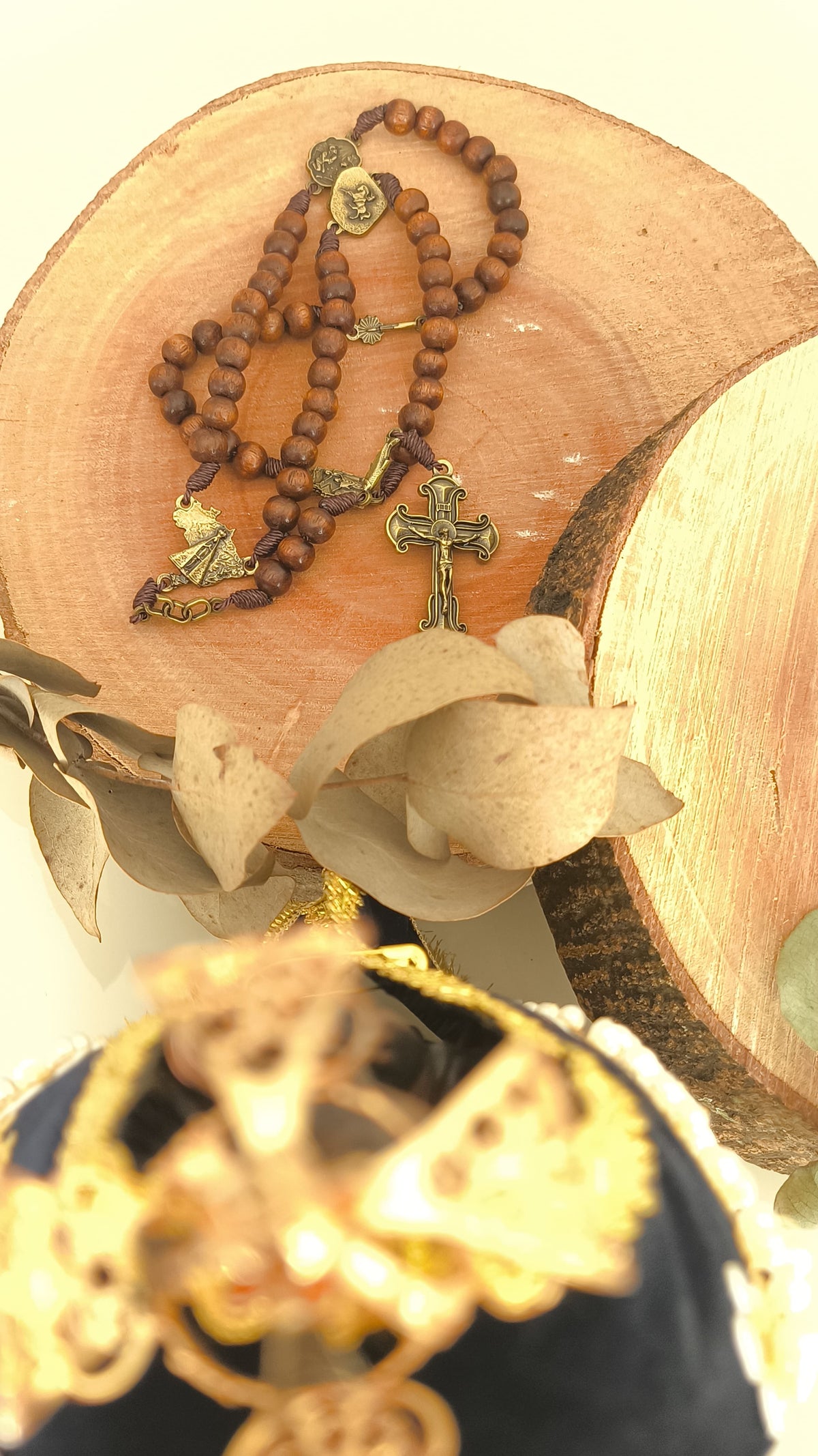Terço Primeiros Milagres de Nossa Senhora Aparecida com Manto porta-terço e folheto