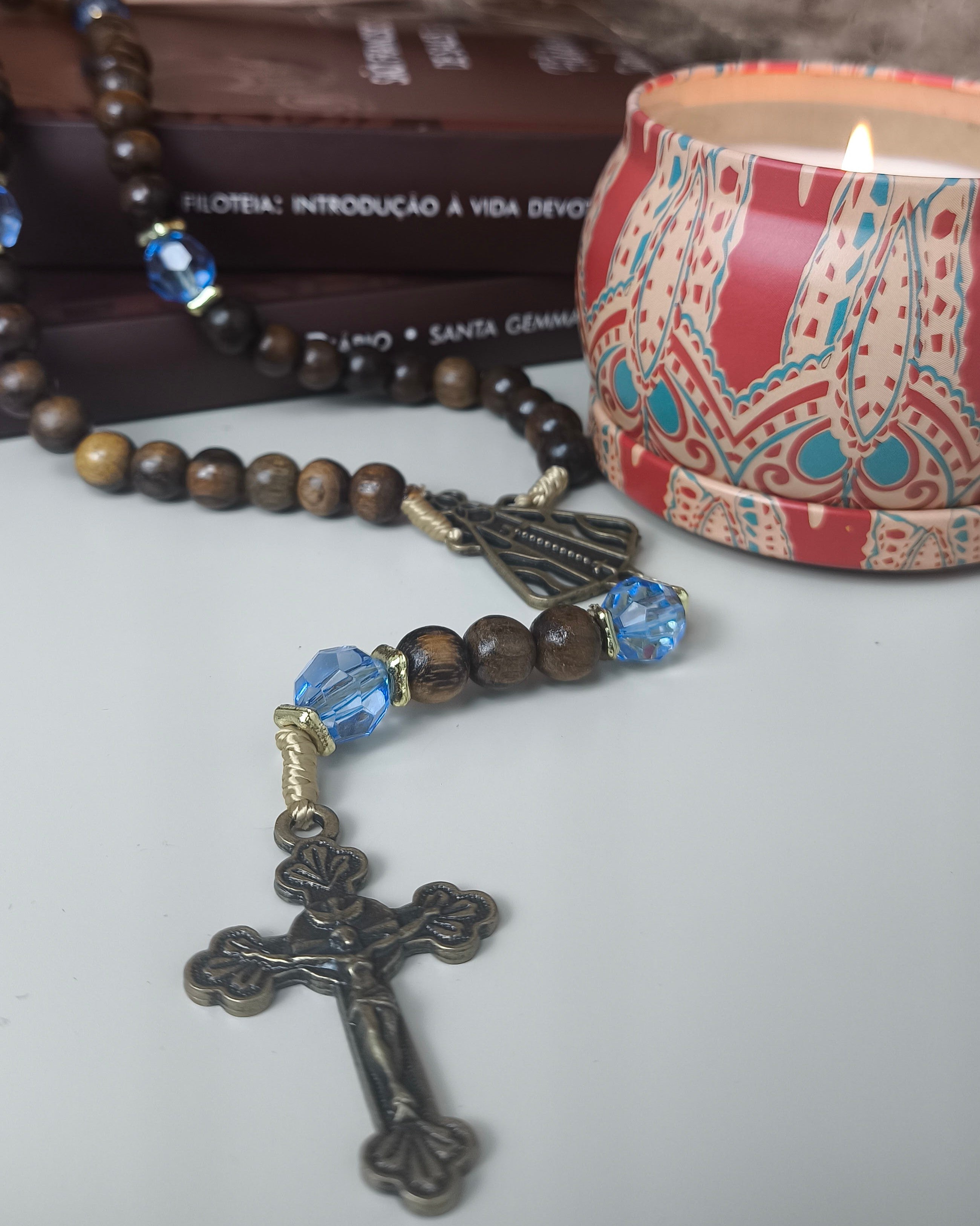 Terço de Nossa Senhora Aparecida imbuia com acrílico azul