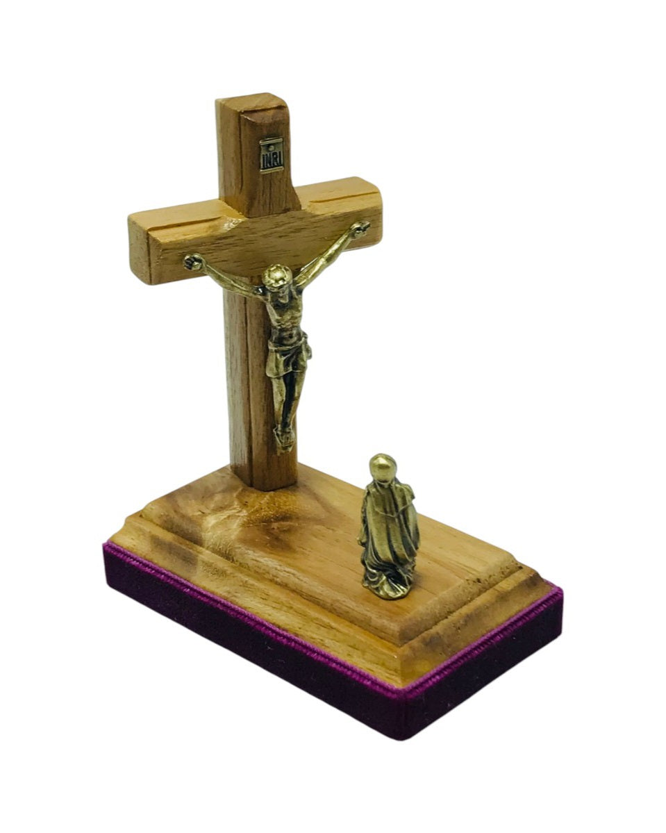 Adorno de Maria ao Pé da Cruz em madeira e metais em ouro velho