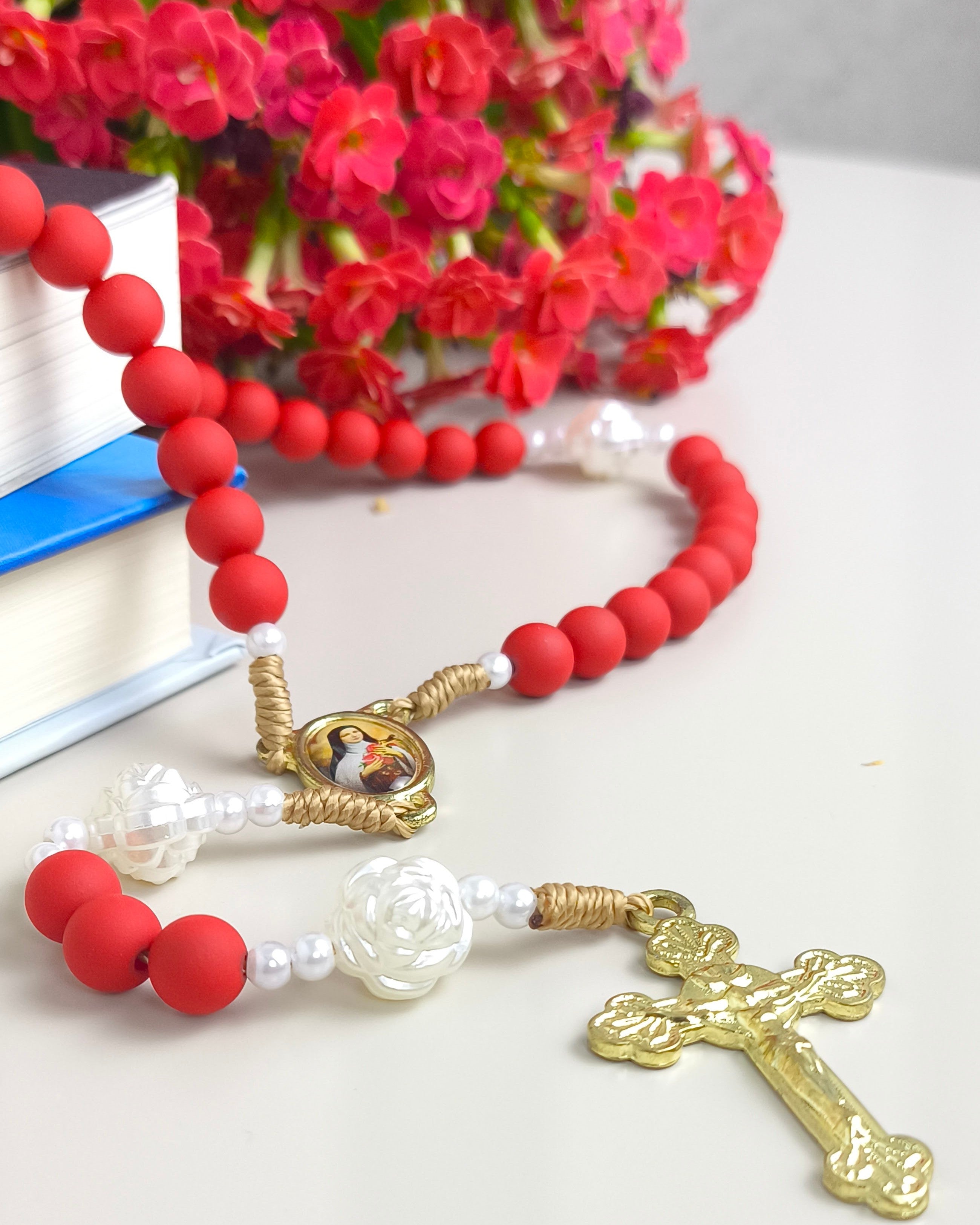 Terço de Santa Terezinha emborrachado vermelho com Folheto Novena das Rosas