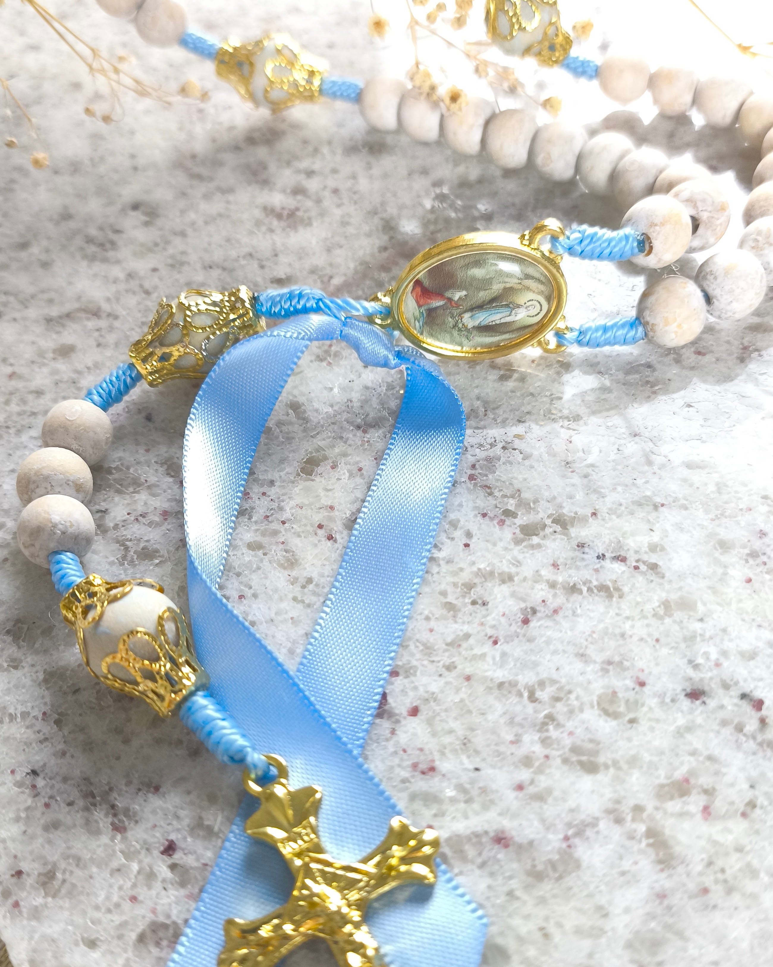 Terço de Nossa Senhora de Lourdes em dourado com fita azul