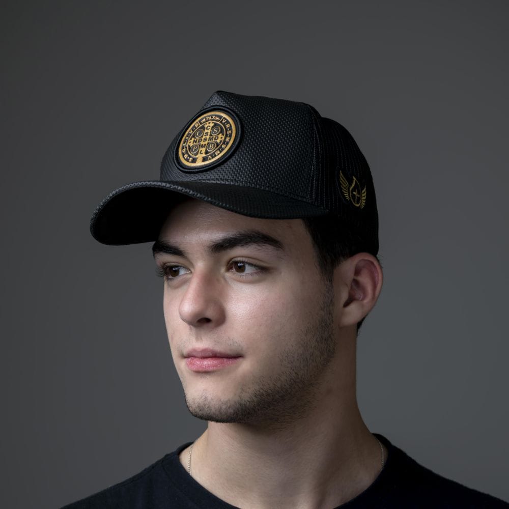 Boné Medalha de São Bento em Preto e Dourado