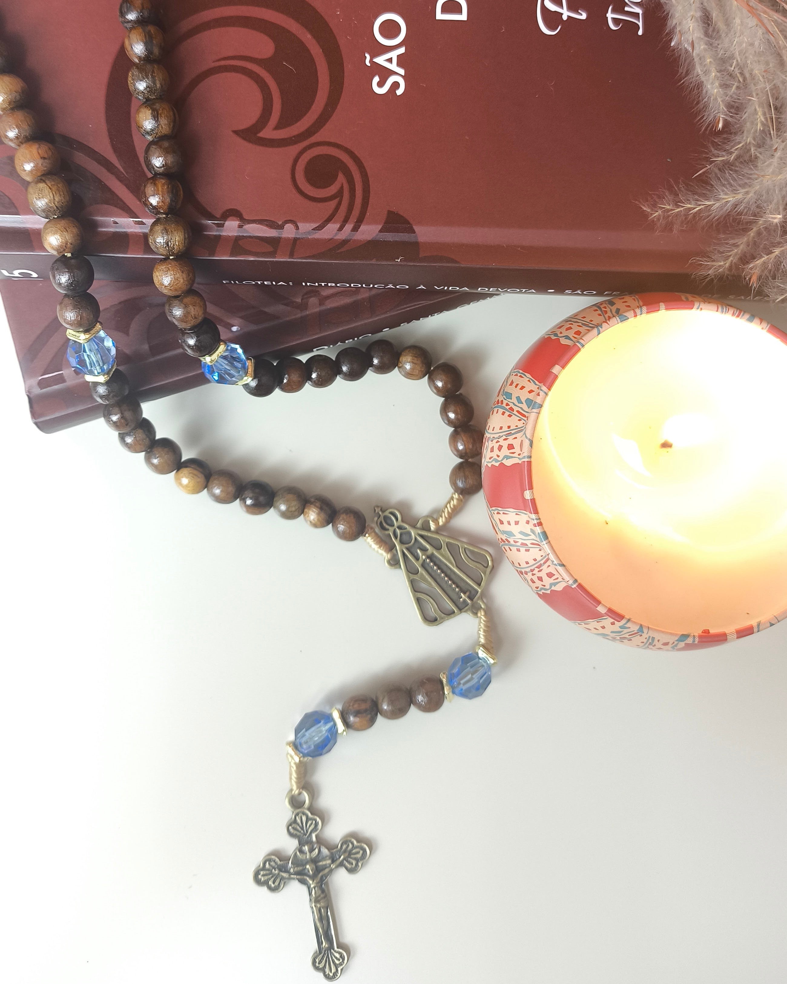 Terço de Nossa Senhora Aparecida imbuia com acrílico azul
