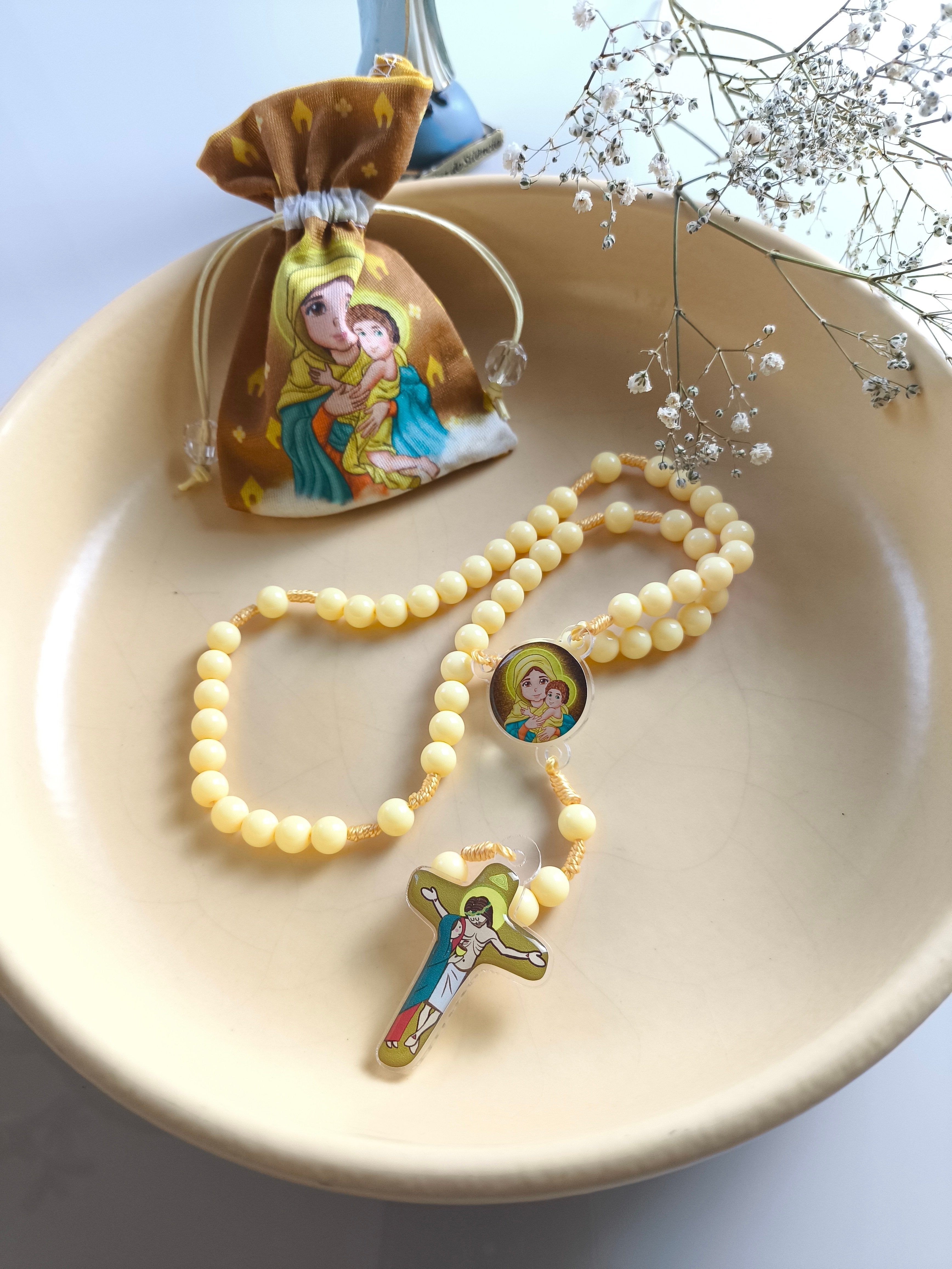 Terço Infantil Amarelo da Mãe Rainha - acompanha saquinho de tecido