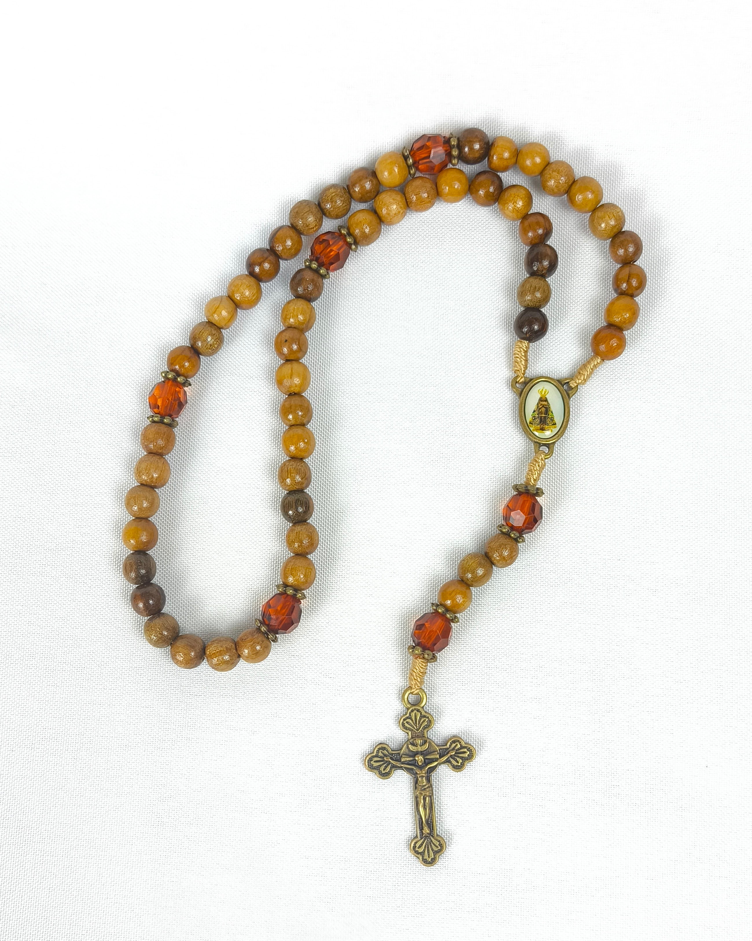 Terço de Nossa Senhora Aparecida em imbuia com Folheto