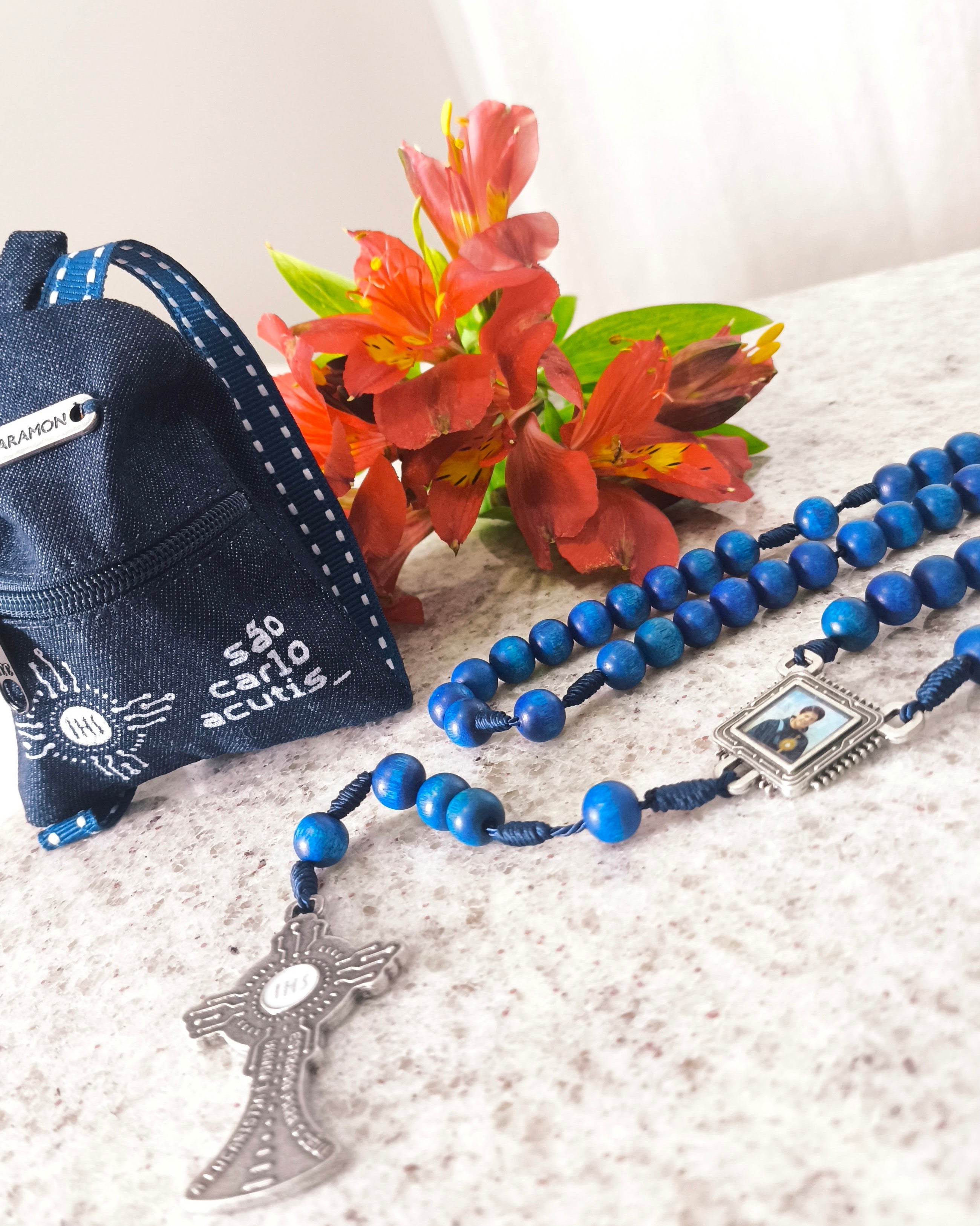 Terço São Carlo Acutis Azul em madeira com Mochila