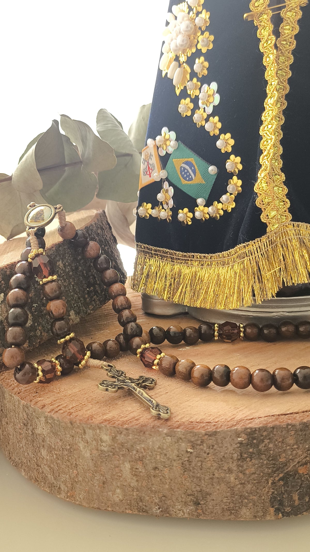 Terço de Nossa Senhora Aparecida em imbuia com Acrílico