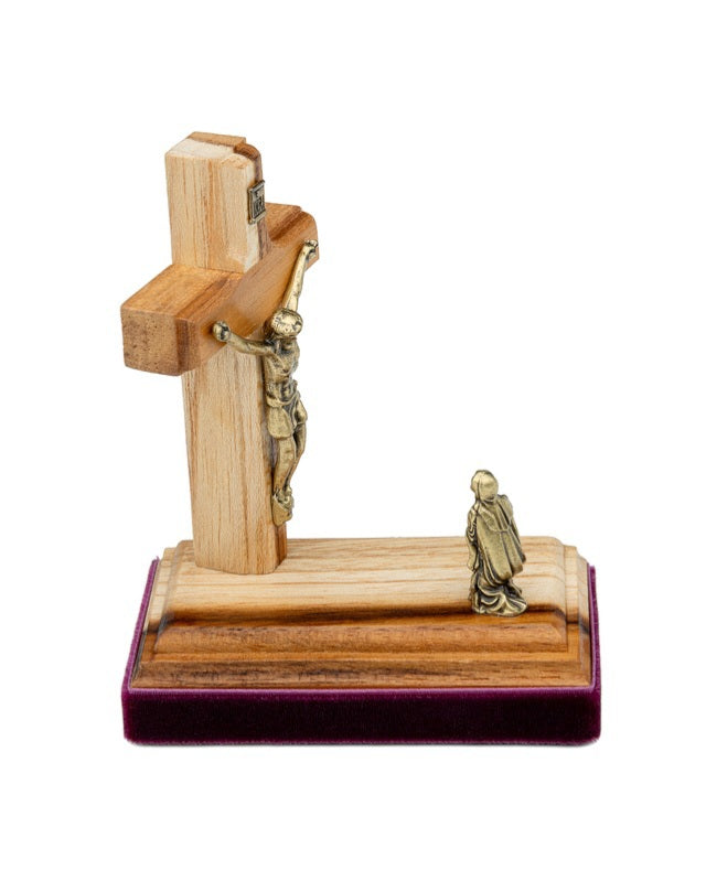Adorno de Maria ao Pé da Cruz em madeira e metais em ouro velho