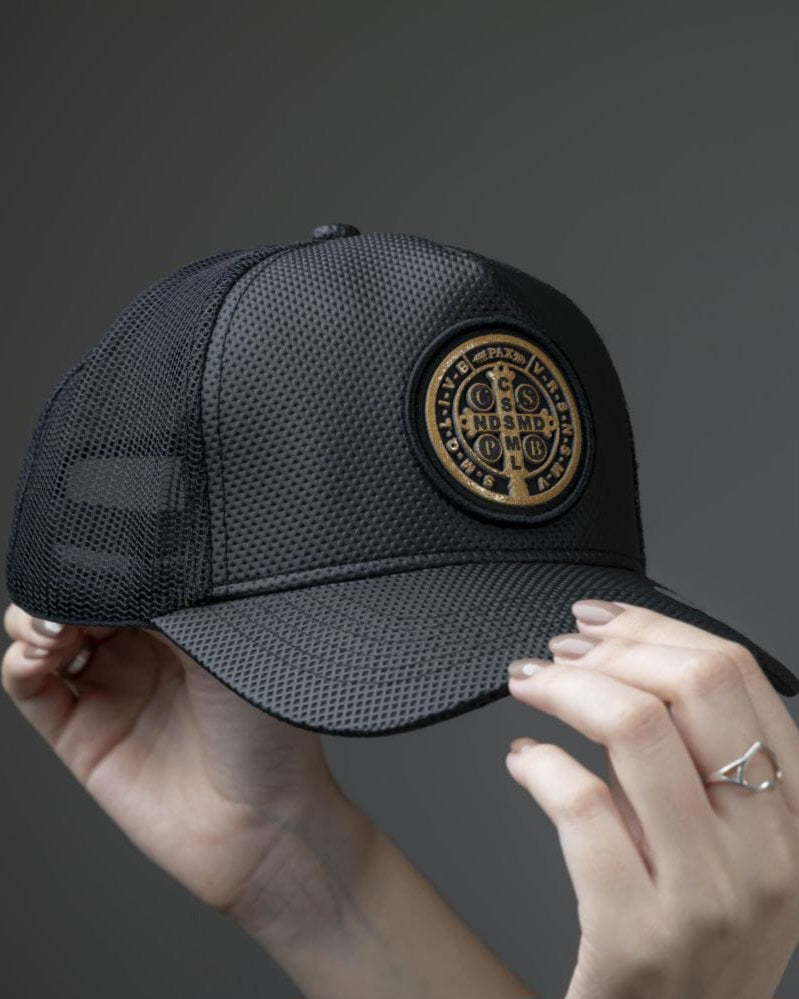 Boné Medalha de São Bento em Preto e Dourado