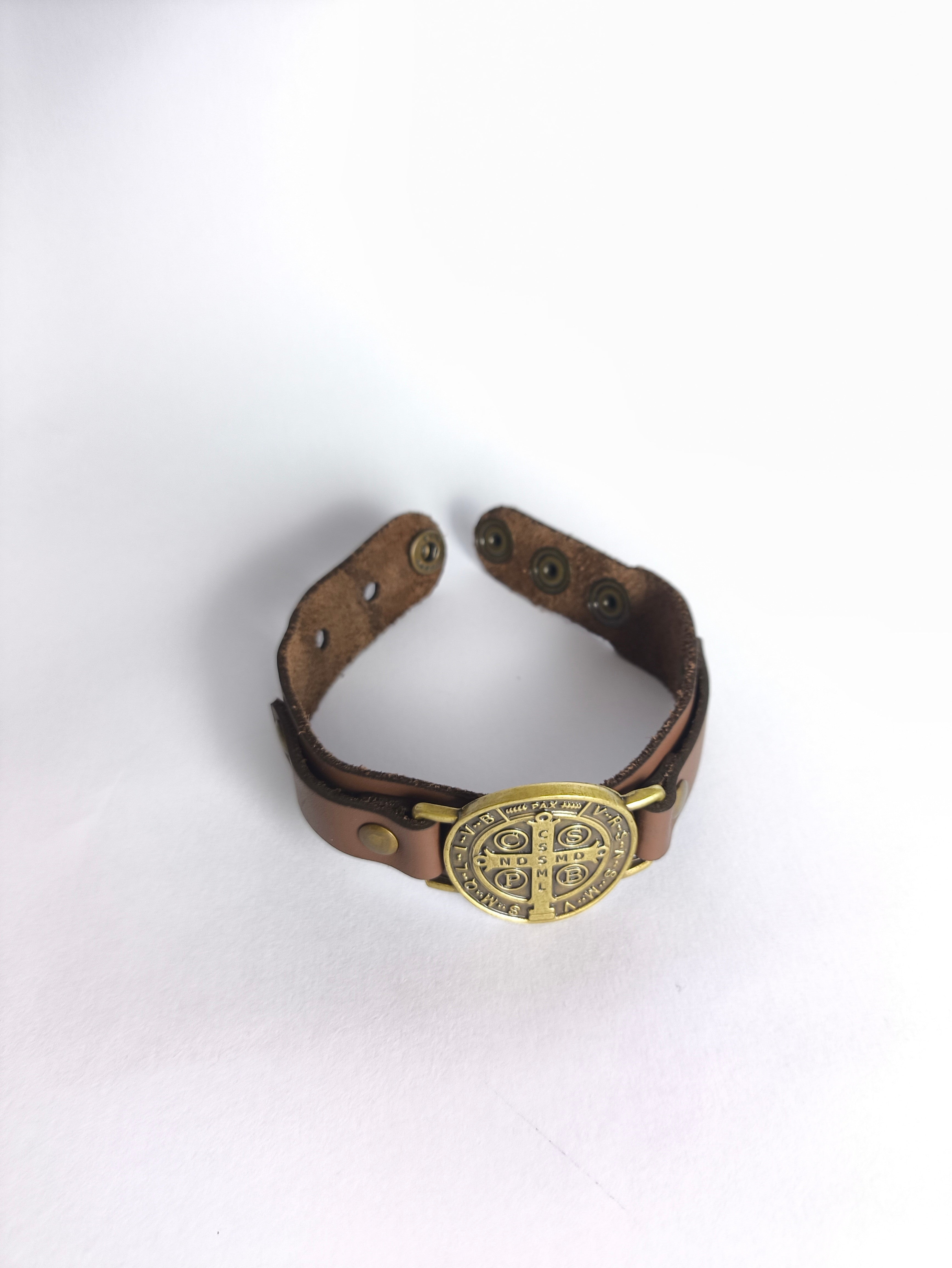 Pulseira em Couro Marrom de São Bento - Ouro Velho