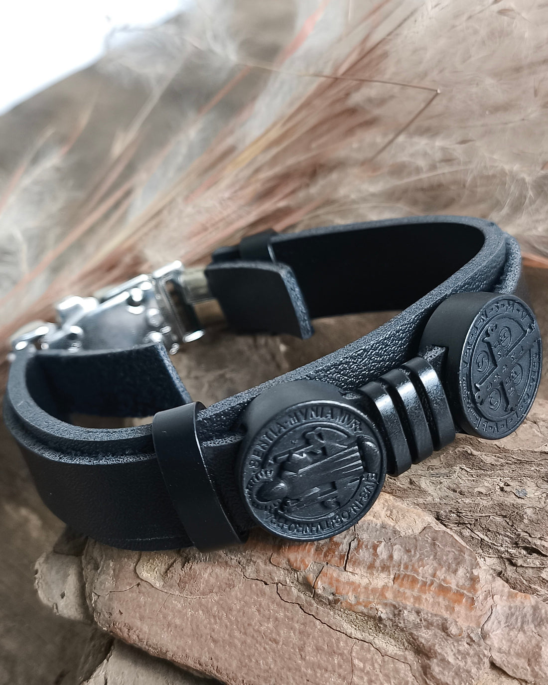 Pulseira de Couro Preta - Medalha de São Bento