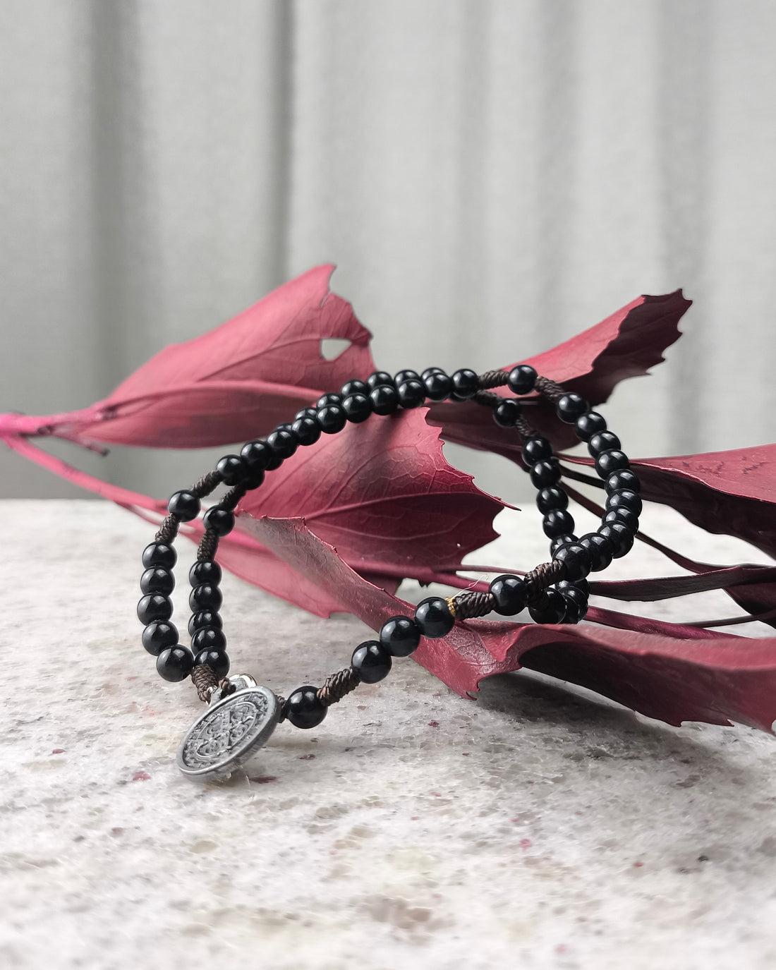 Terço de Pulso com Medalha de São Bento preto