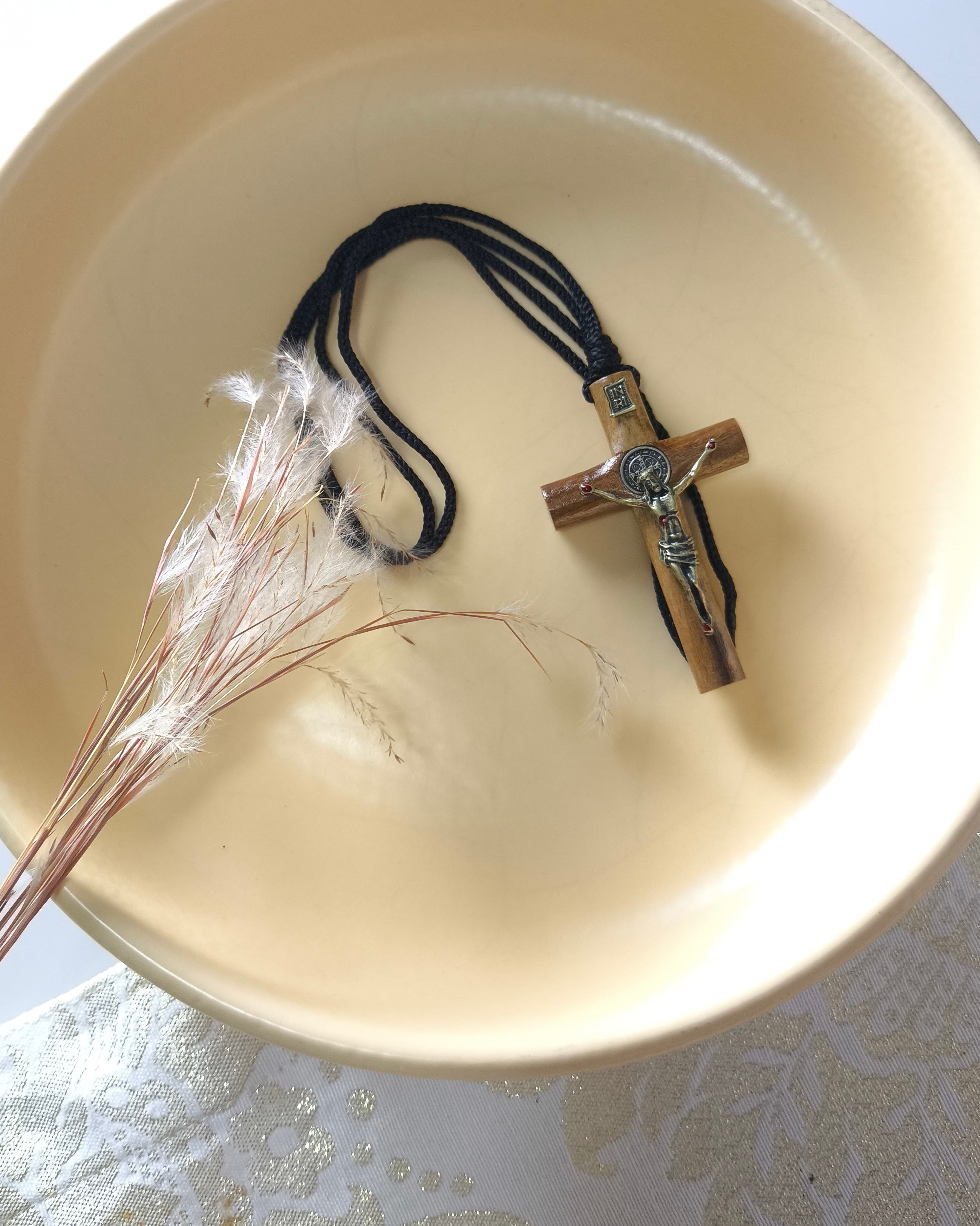 Cordão Devocional com Crucifixo em Ouro Velho e Medalha de São Bento